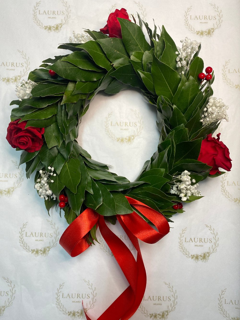 Corona d'Alloro - Bacche rosse, Gypsophila bianca e Rose rosse