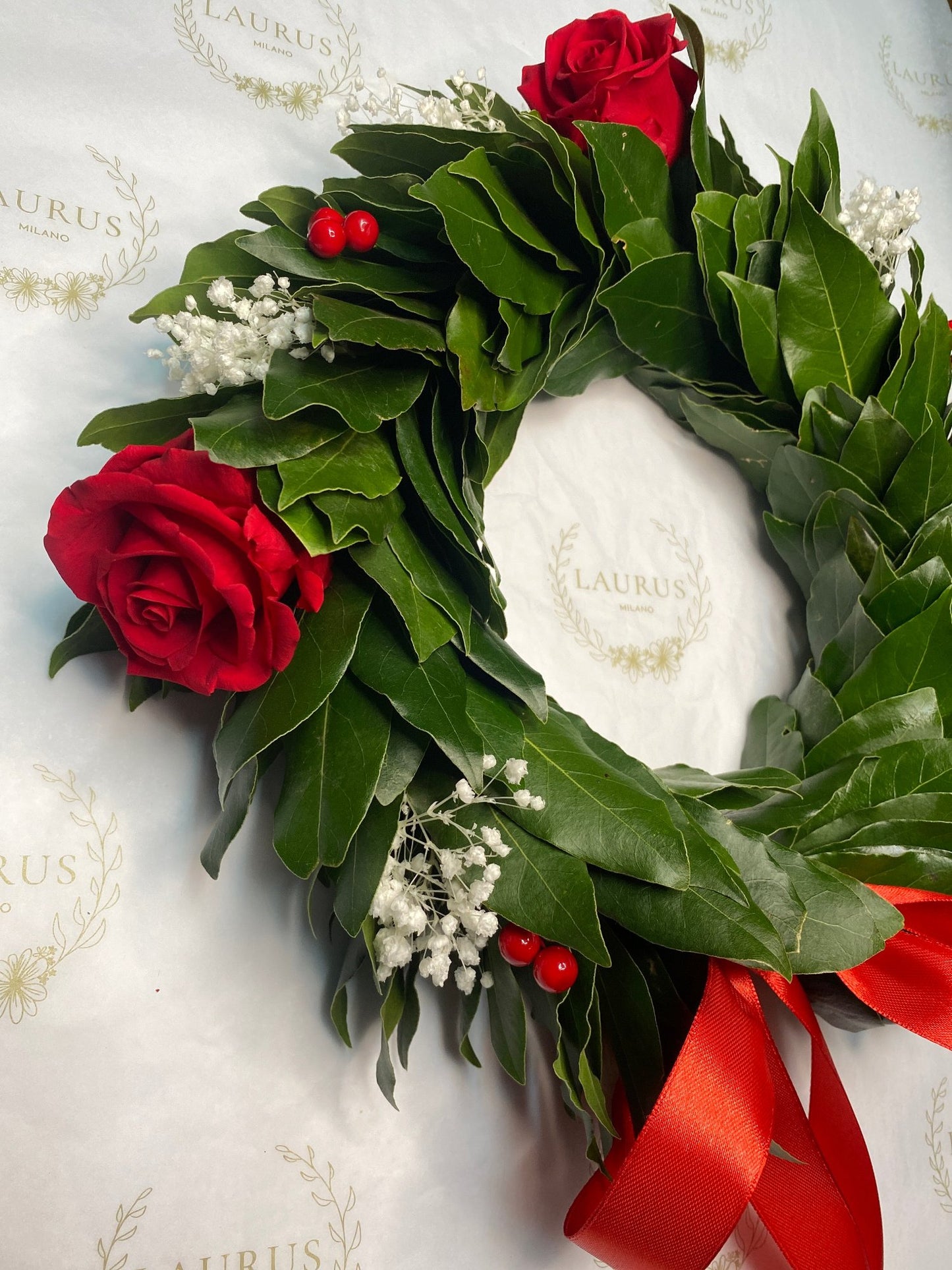 Corona d'Alloro - Bacche rosse, Gypsophila bianca e Rose rosse