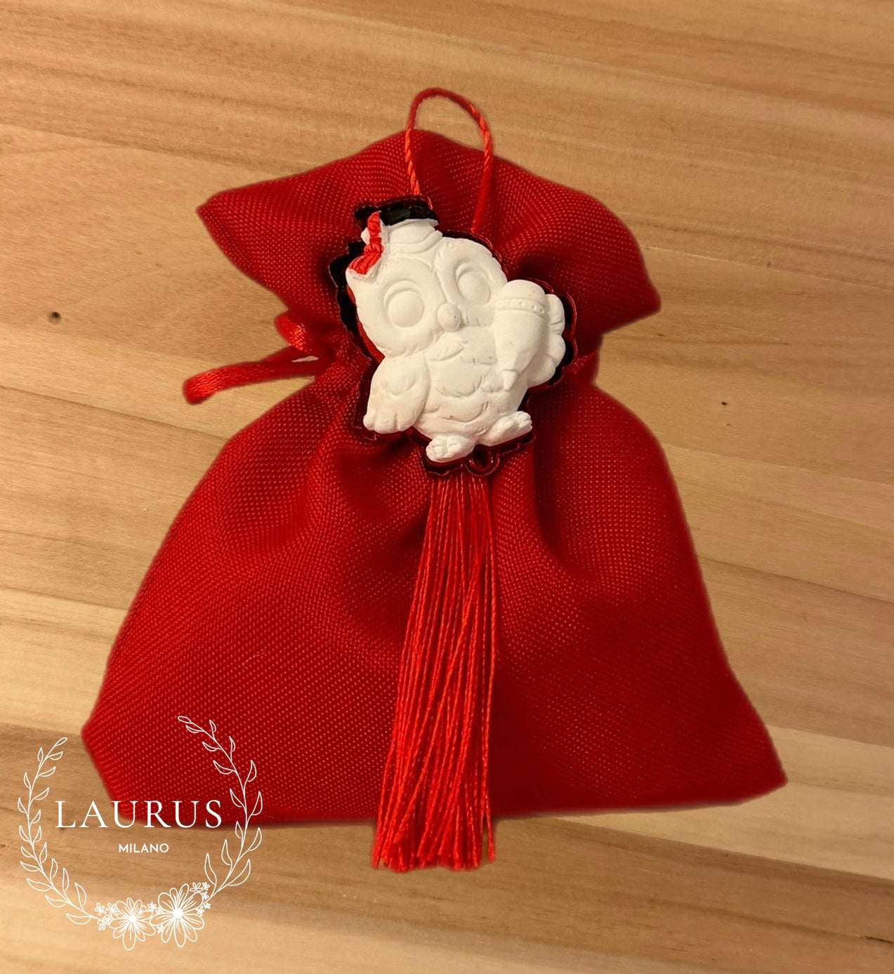 Bomboniera Laurea - sacchetto cotone rosso con gufetto bianco e nappina