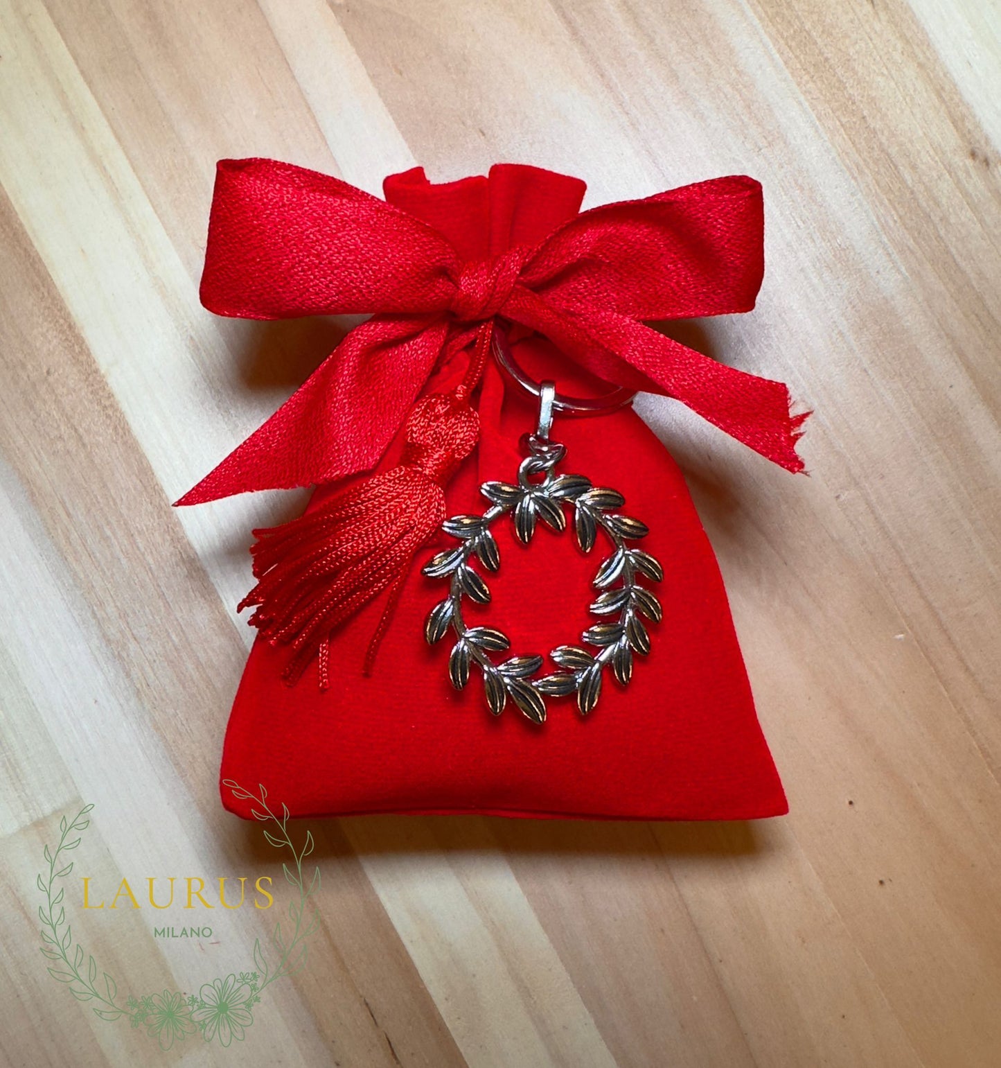 Bomboniera Laurea - sacchetto rosso con nappina e portachiave coroncina d'alloro