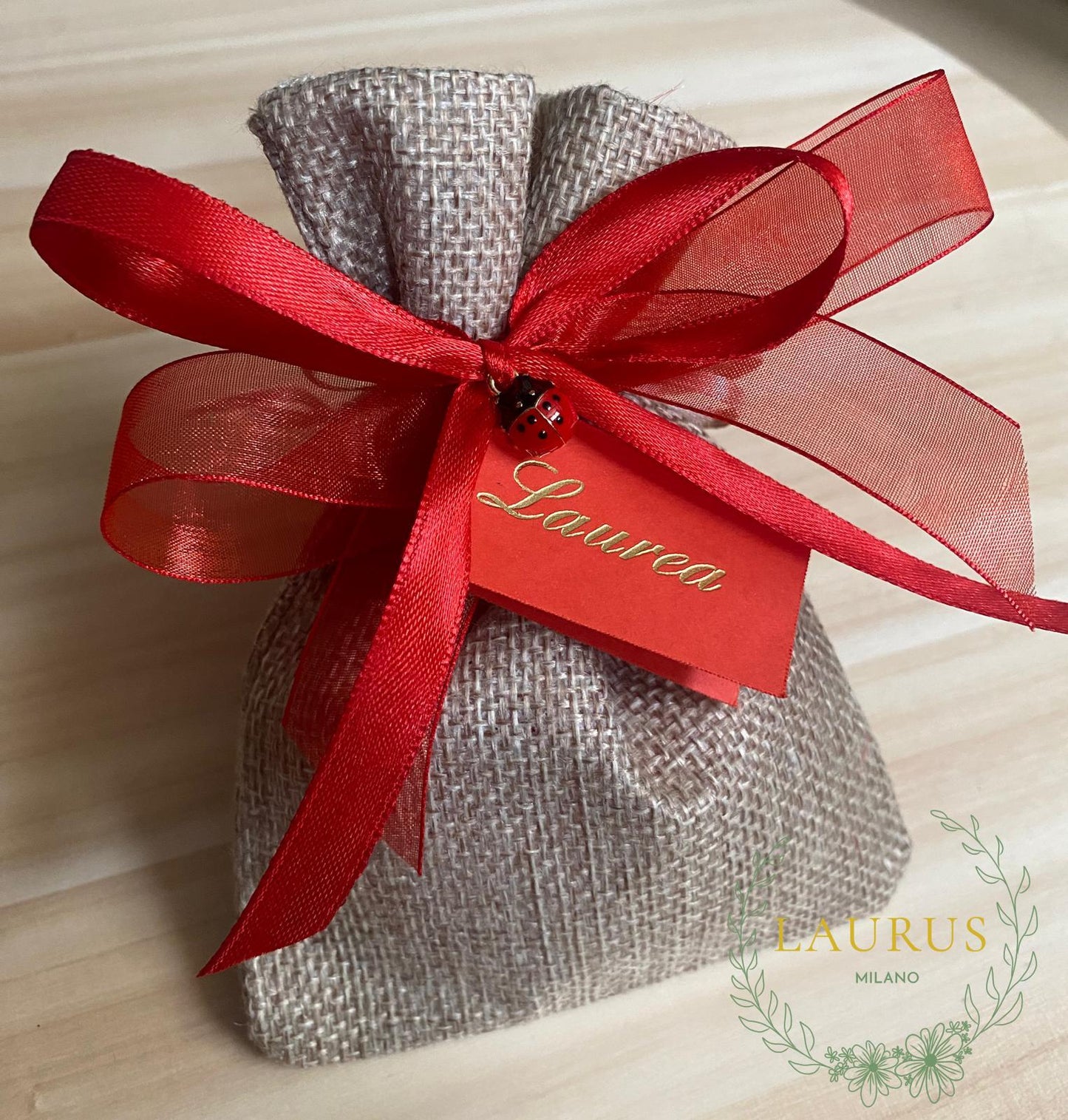 Bomboniera Laurea - sacchetto juta e ciondolino coccinella