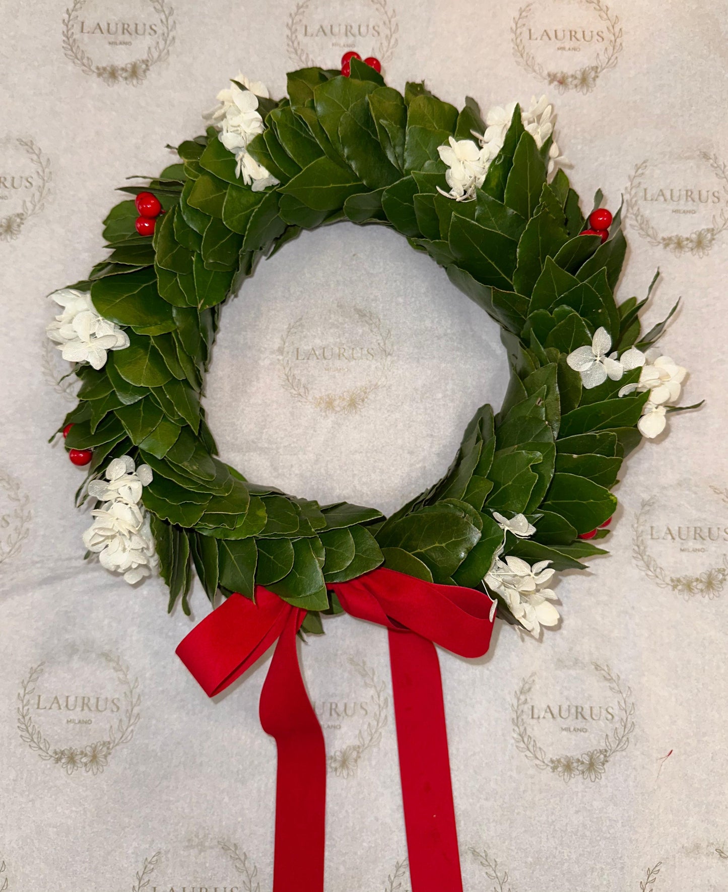 Corona d'Alloro - Bacche rosse e Ortensia bianca