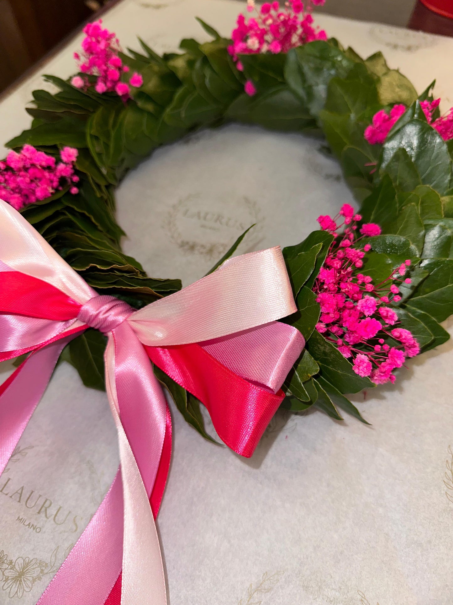 Corona d'Alloro - Gypsophila fucsia e triplo fiocco