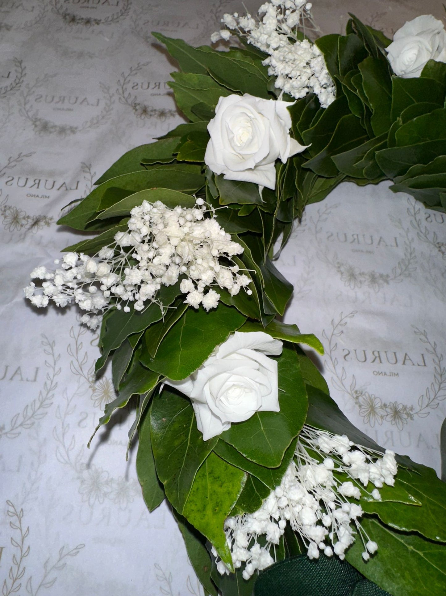 Corona d'Alloro - Rose bianche e Gypsophila