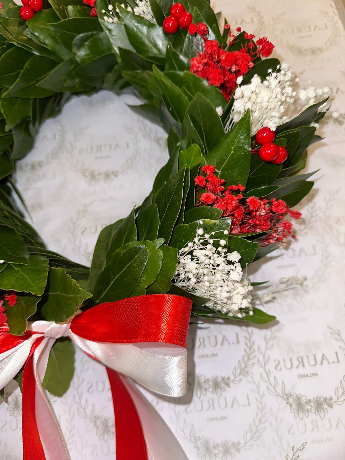 Corona d'Alloro - Bacche rosse, Gypsophila bianca e rossa