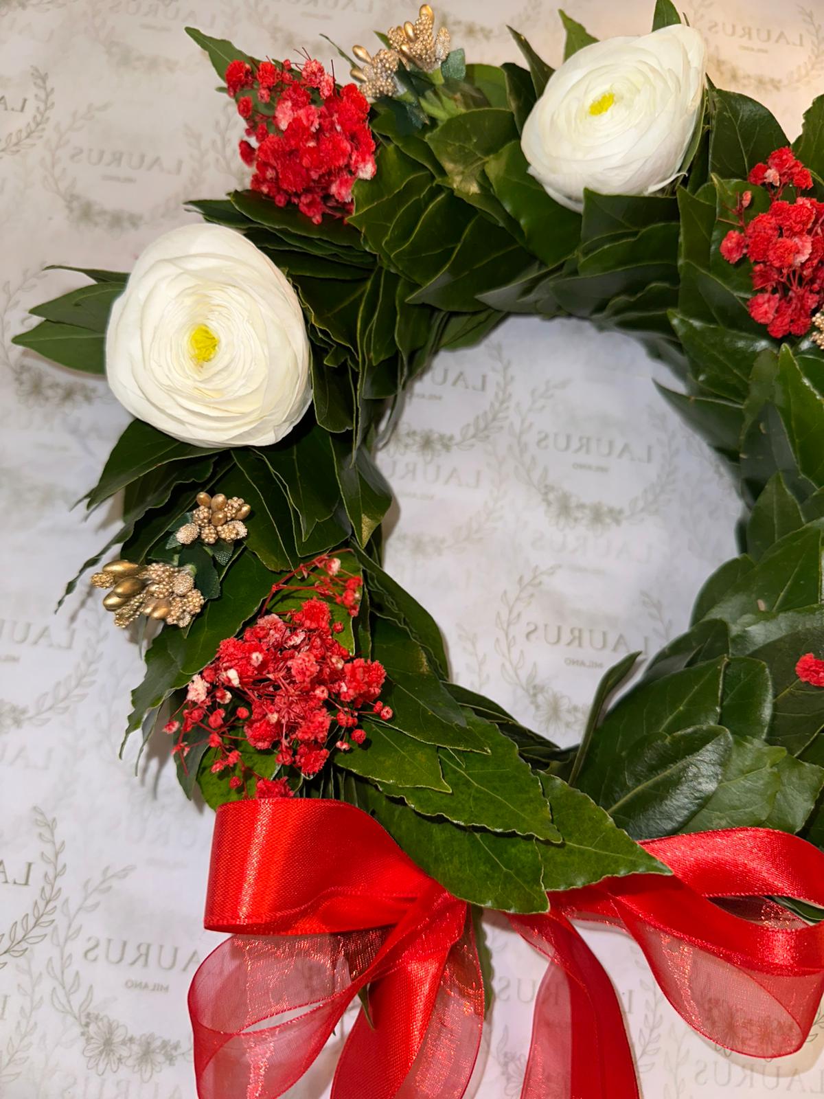Corona d'Alloro - Ranuncoli stabilizzati, mini Bacche oro e Gypsophila rossa