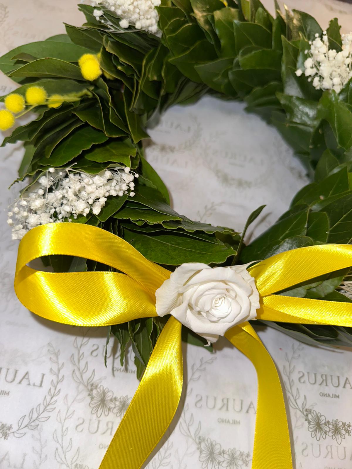 Corona d'Alloro - Mimose, Gypsophila e Rosa stabilizzata sul fiocco