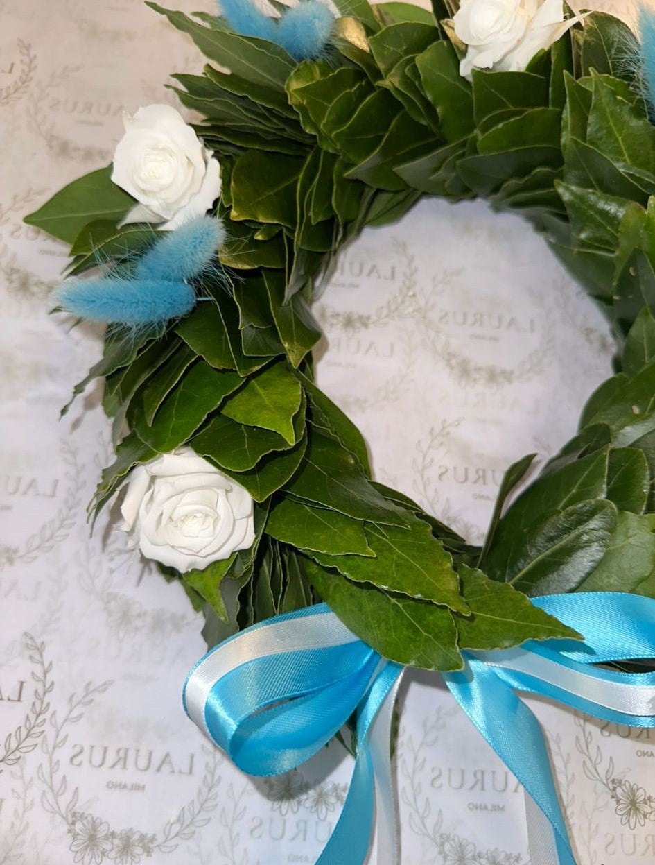 Corona d'Alloro - Rose stabilizzate bianche e pampas azzurri