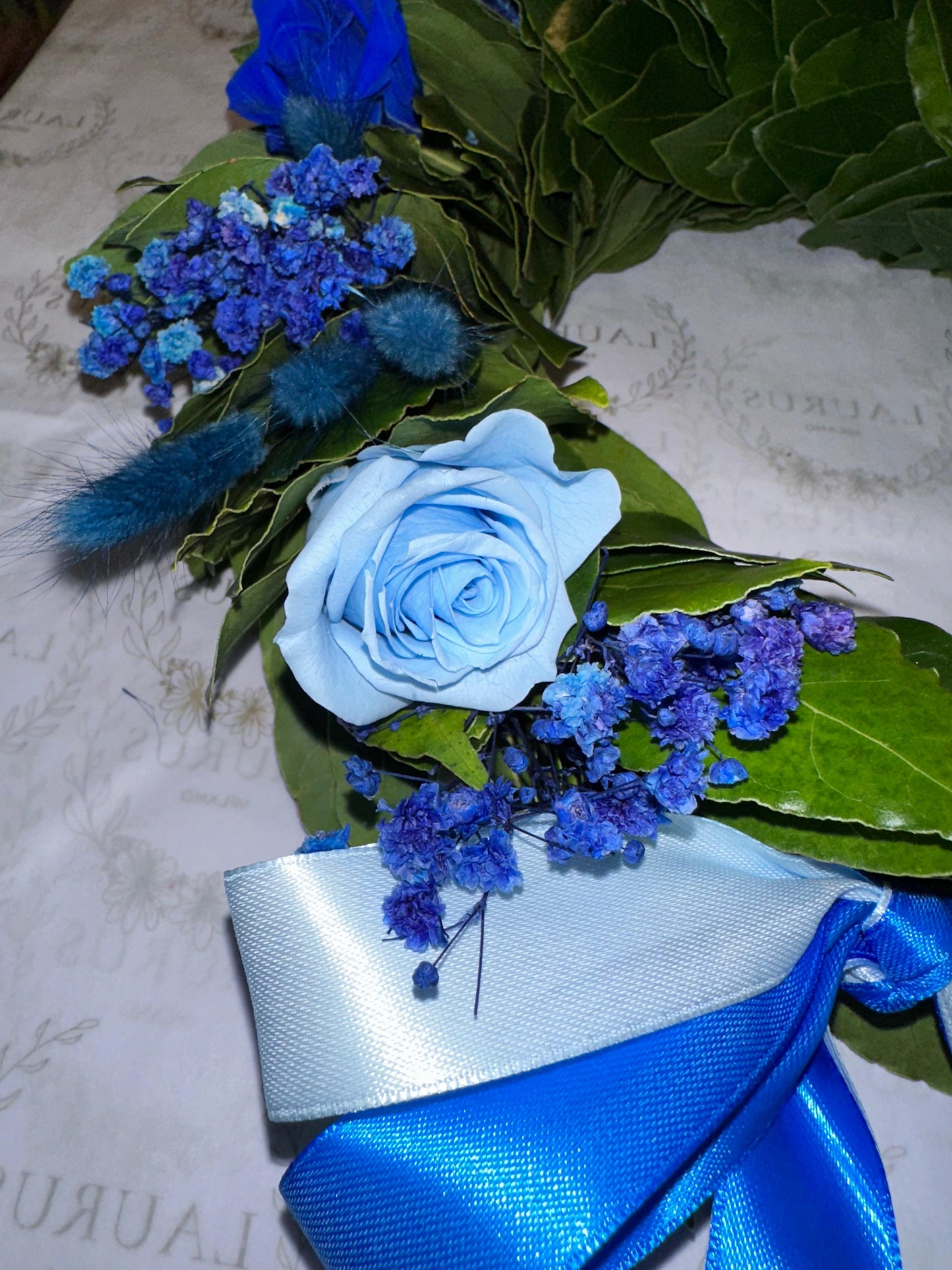 Corona d'Alloro - Rose blu e azzurre, Gypsophila e Pampas blu