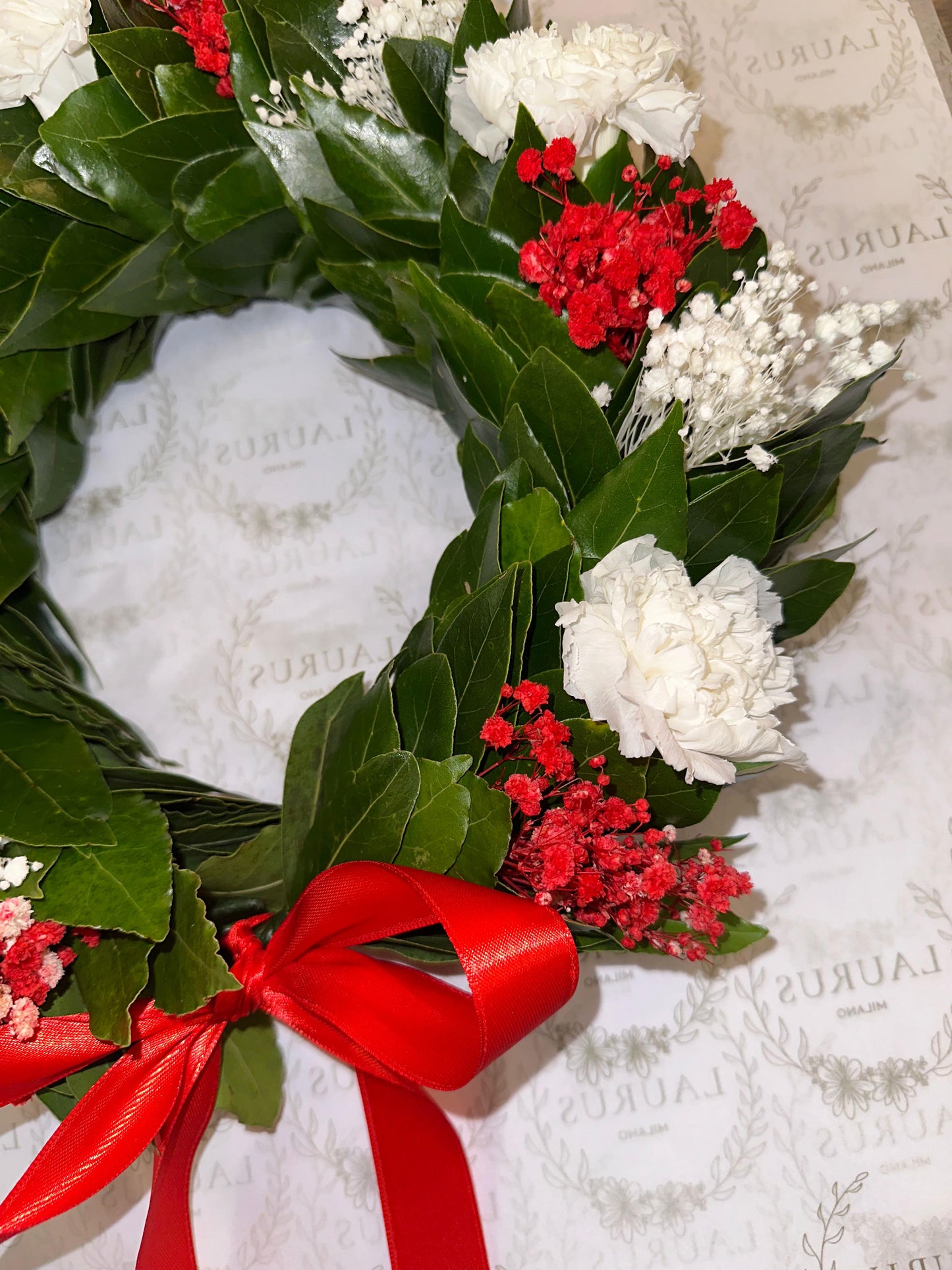 Corona d'Alloro - Garofani bianchi, Gypsophila bianca e rossa