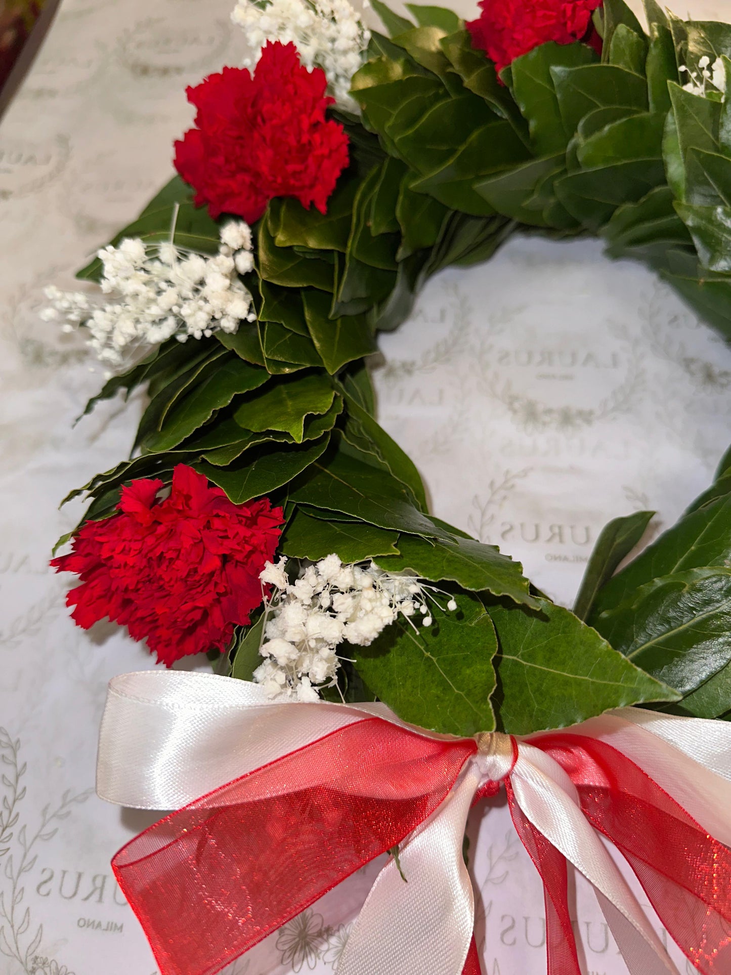 Corona d'Alloro - Garofani rossi e Gypsophila bianca