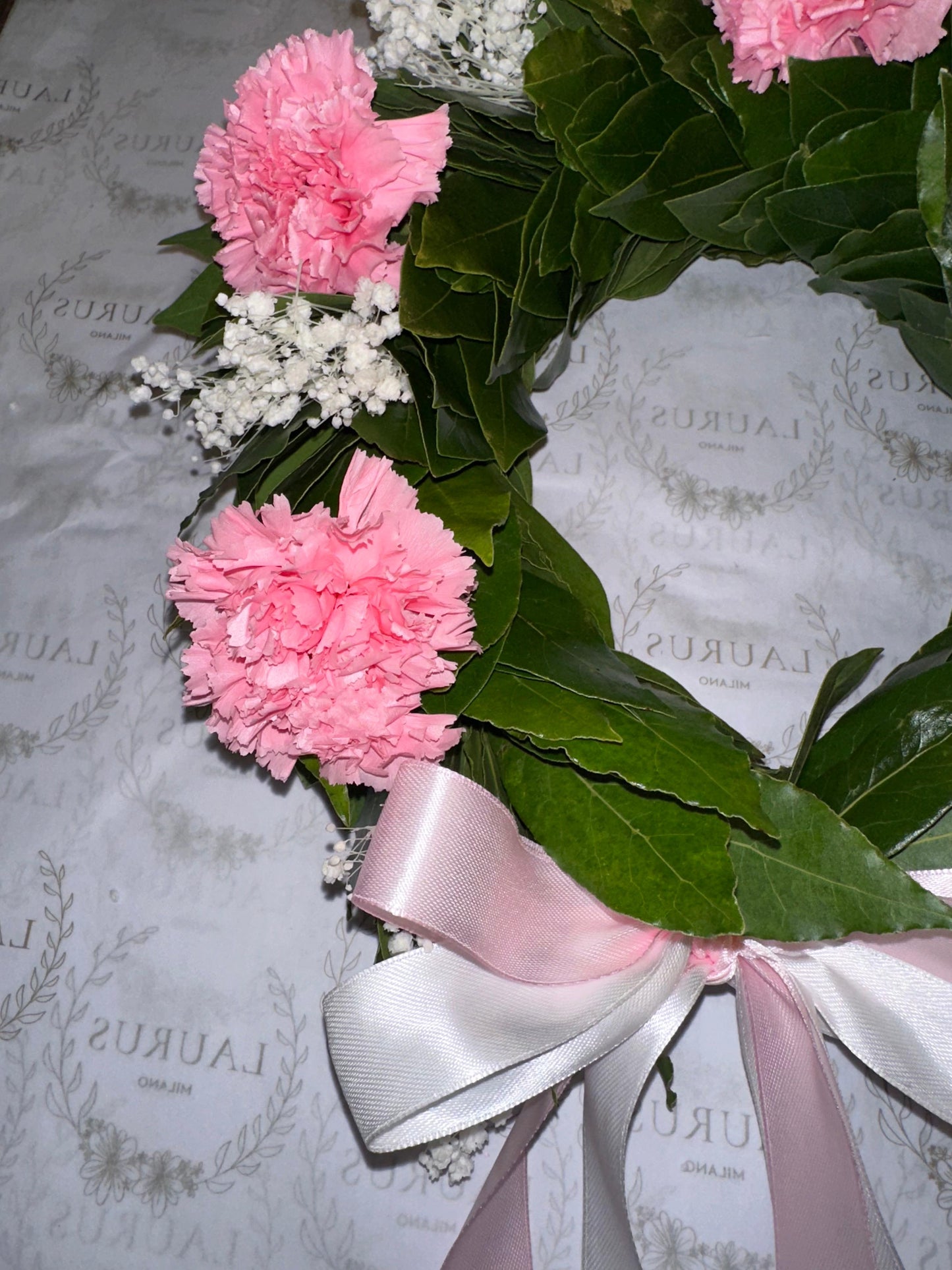 Corona d'Alloro - Garofani rosa e Gypsophila bianca
