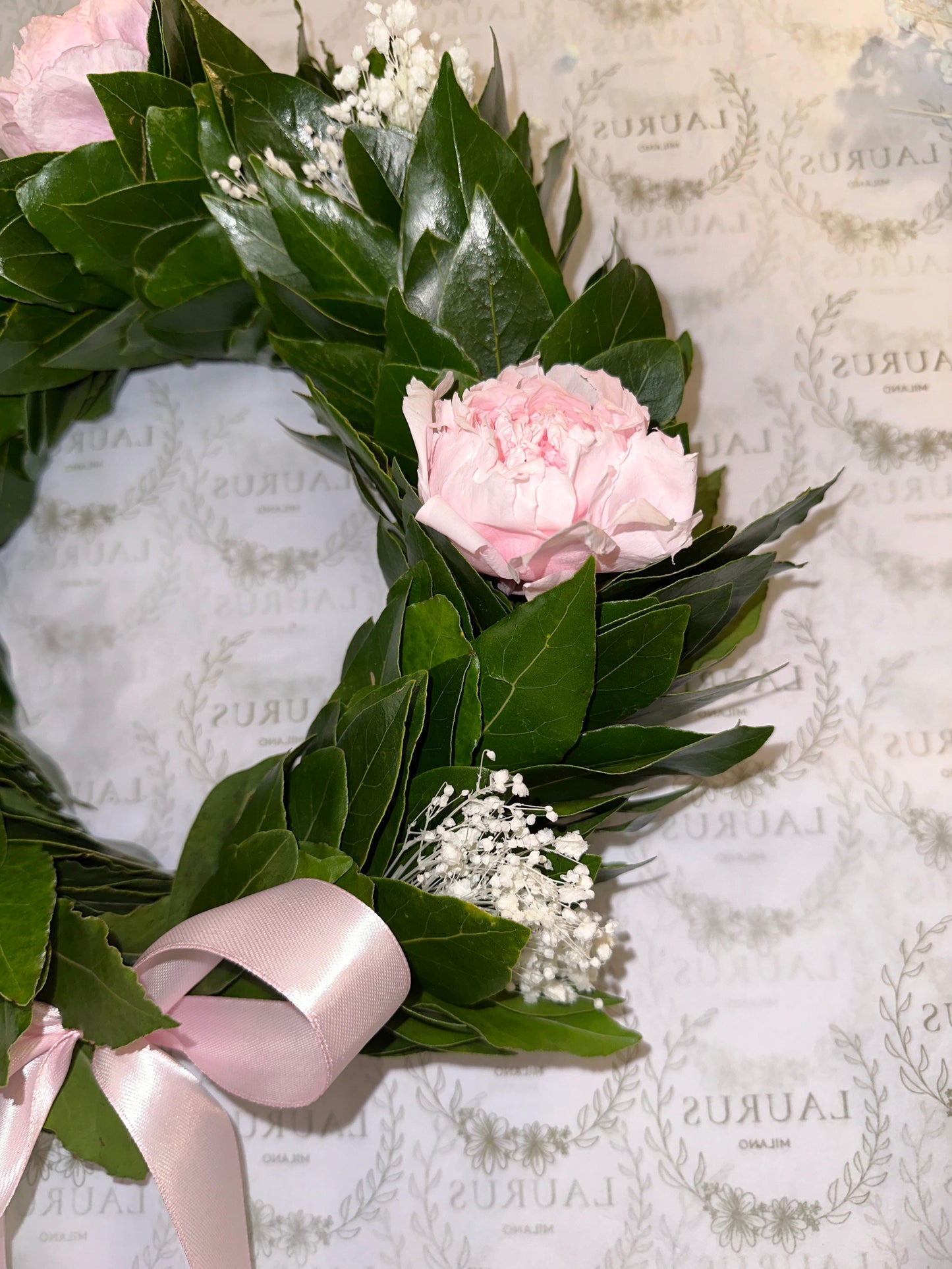 Corona d'Alloro - Peonie rosa e Gypsophila bianca