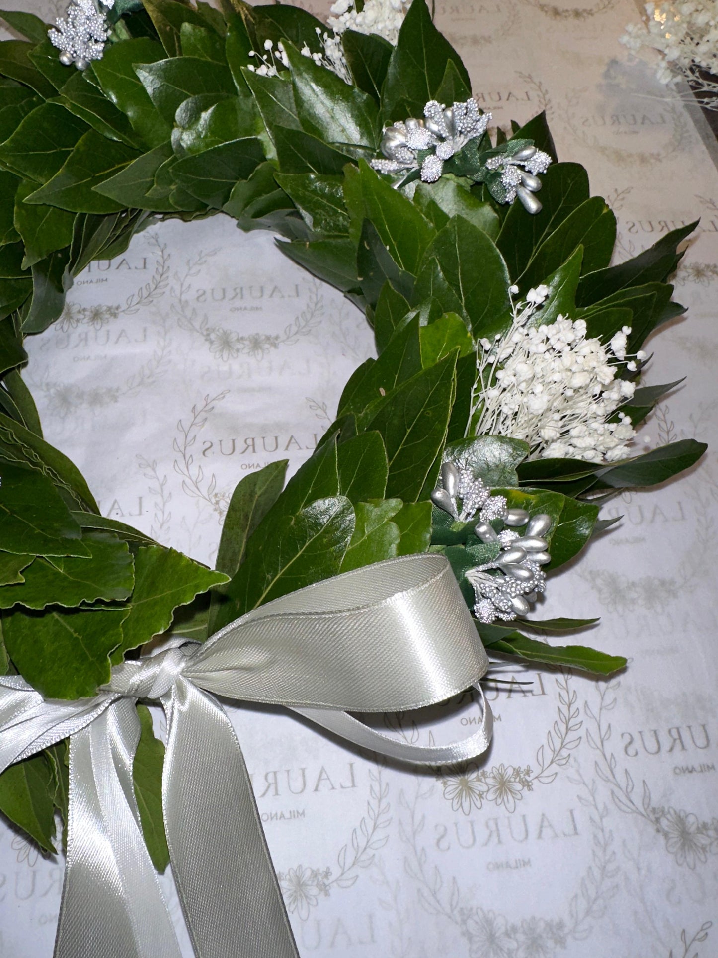 Corona d'Alloro - Gypsophila e mini Bacche argento