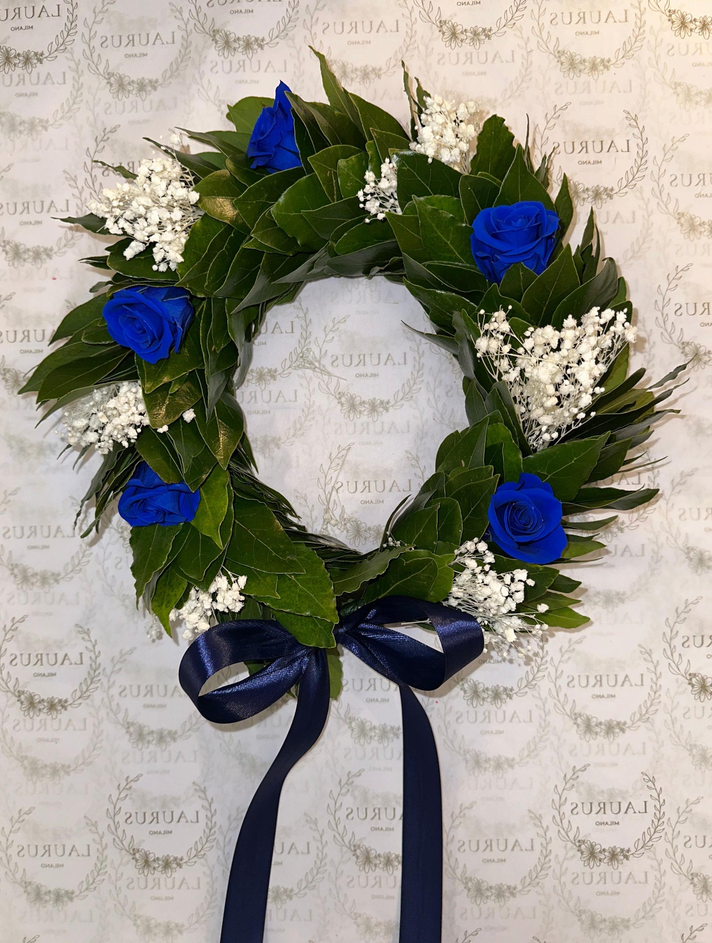 Corona d'Alloro - Rose blu e Gypsophila bianca