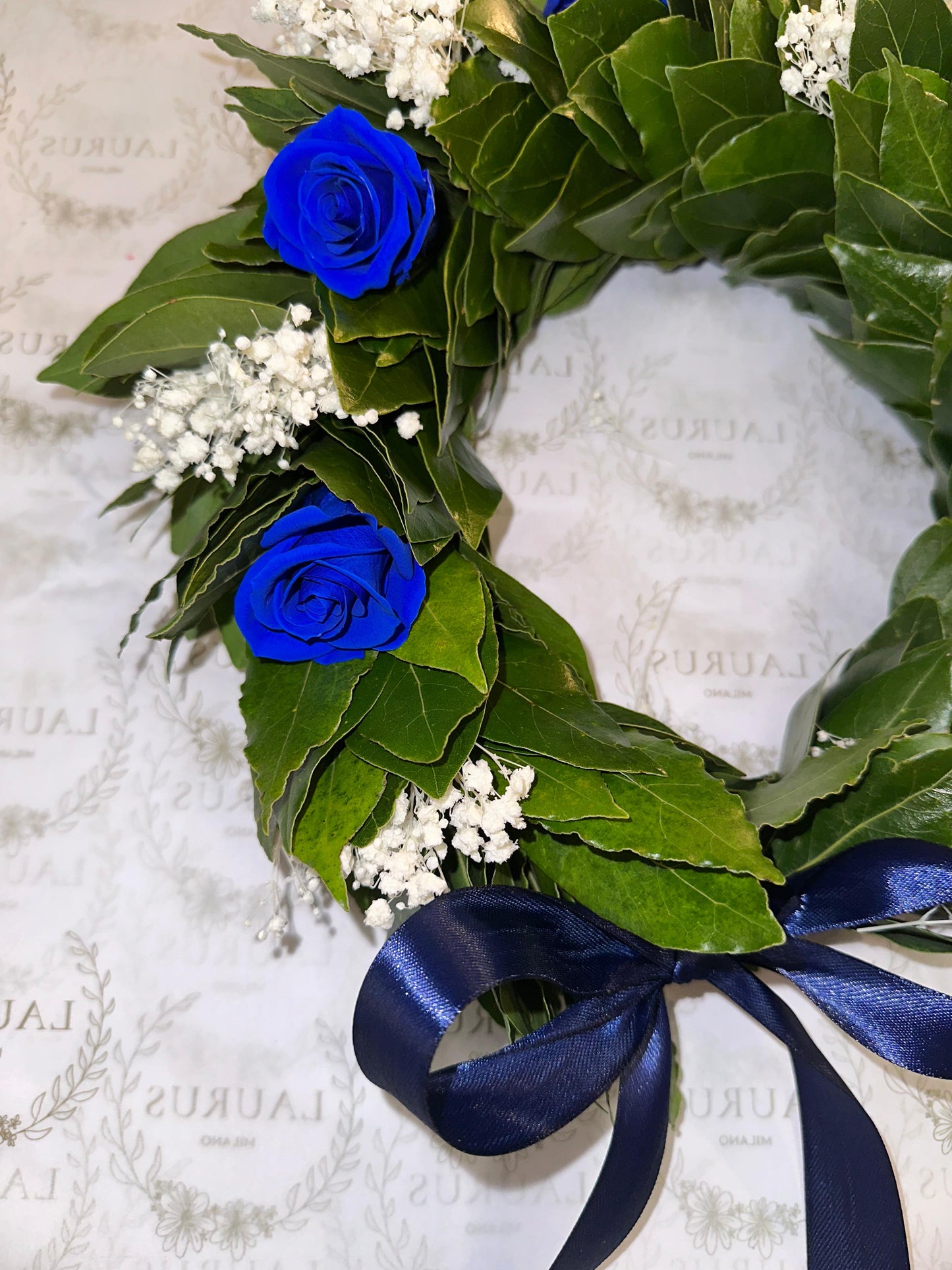 Corona d'Alloro - Rose blu e Gypsophila bianca
