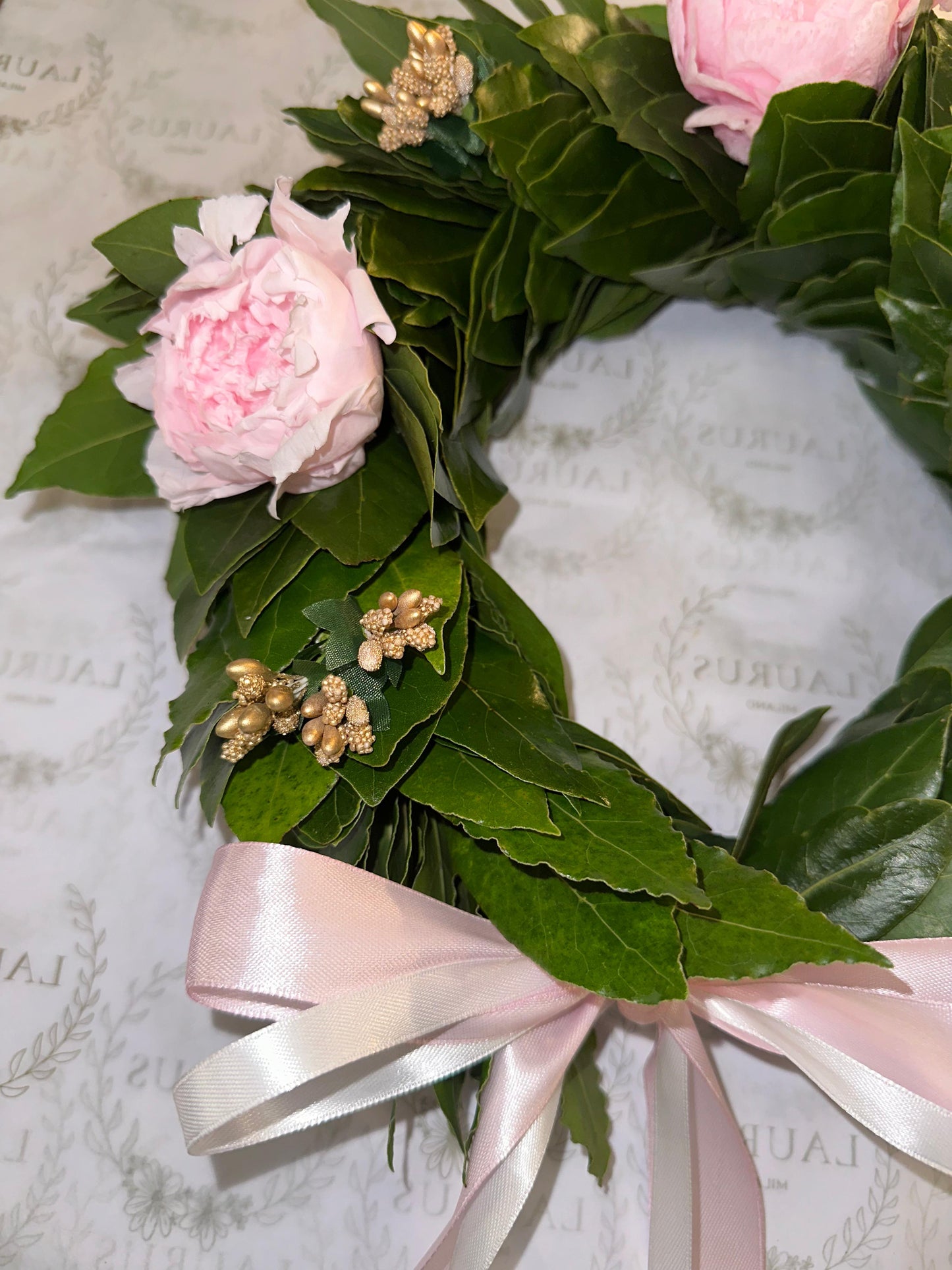 Corona d'Alloro - Peonie rosa e mini Bacche oro