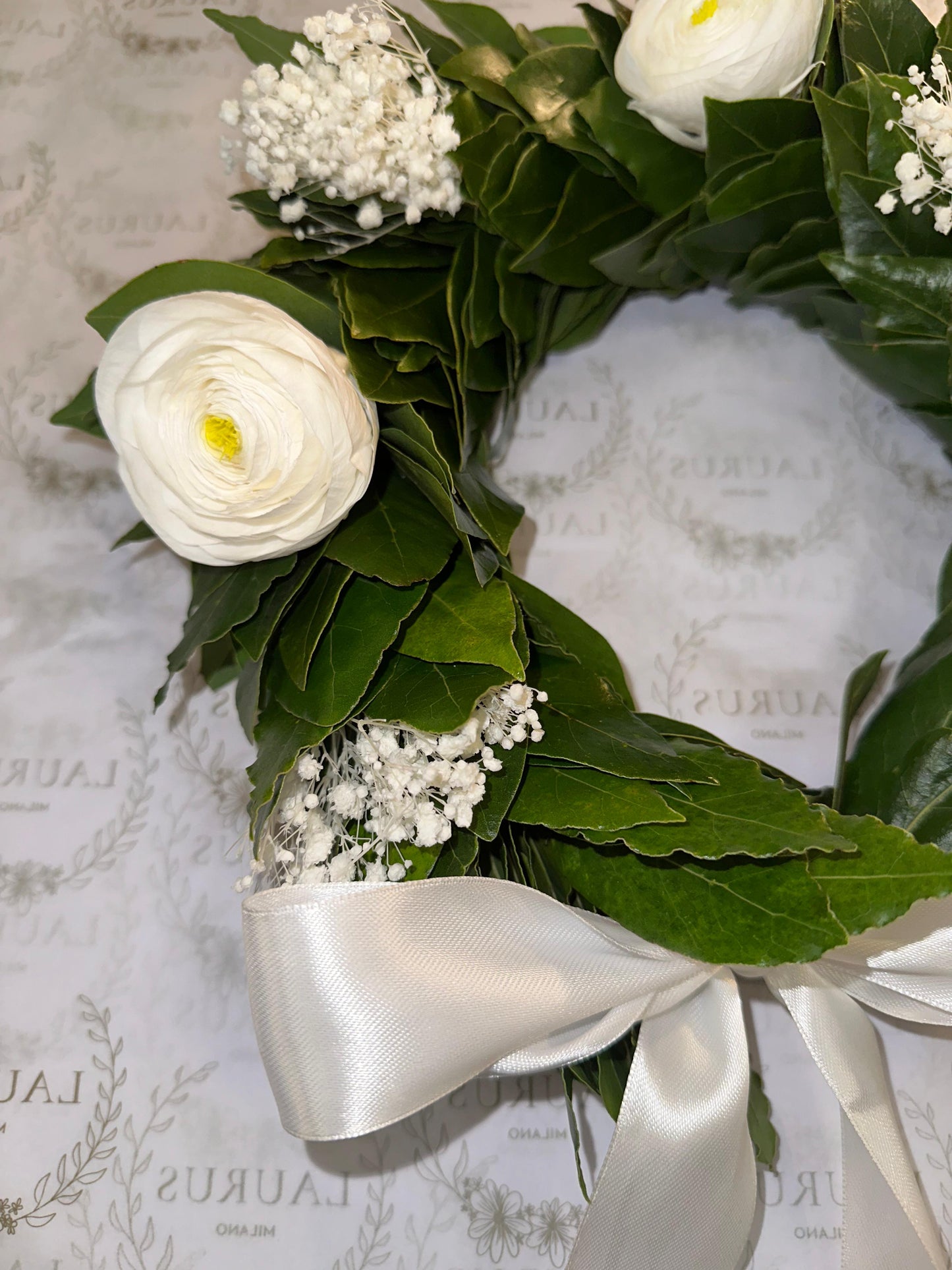 Corona d'Alloro - Ranuncoli bianchi e Gypsophila