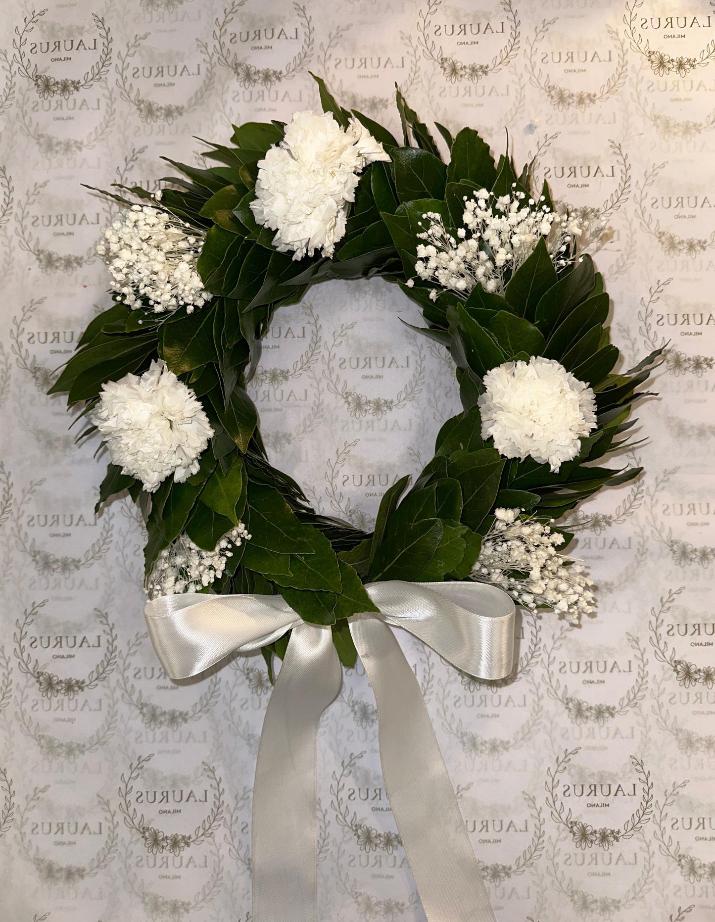 Corona d'Alloro - Garofani bianchi e Gypsophila