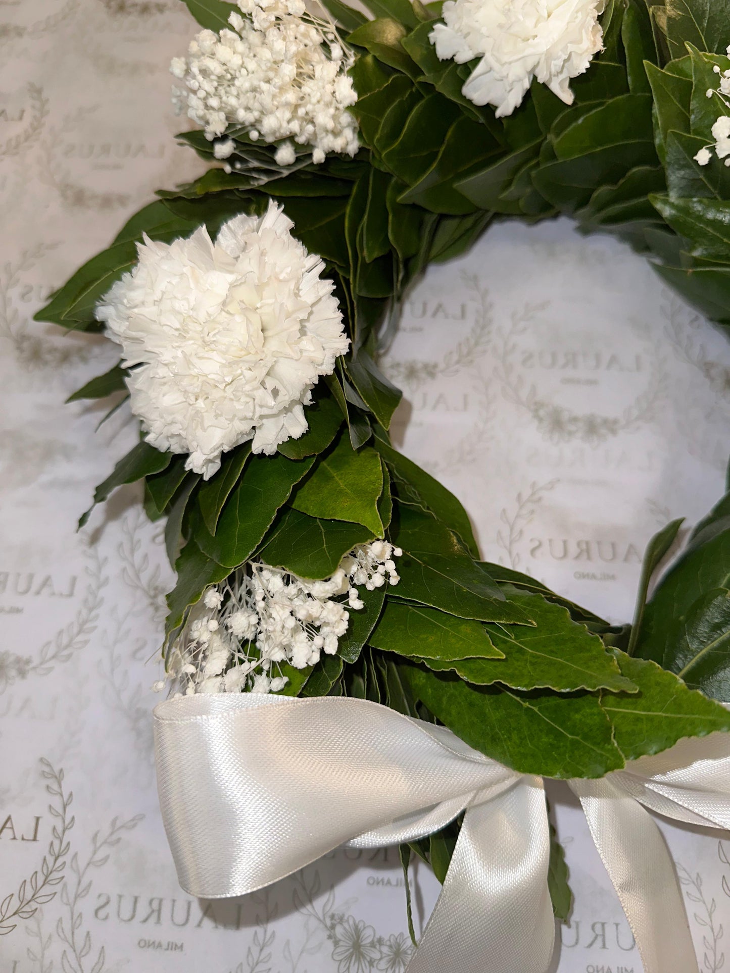 Corona d'Alloro - Garofani bianchi e Gypsophila