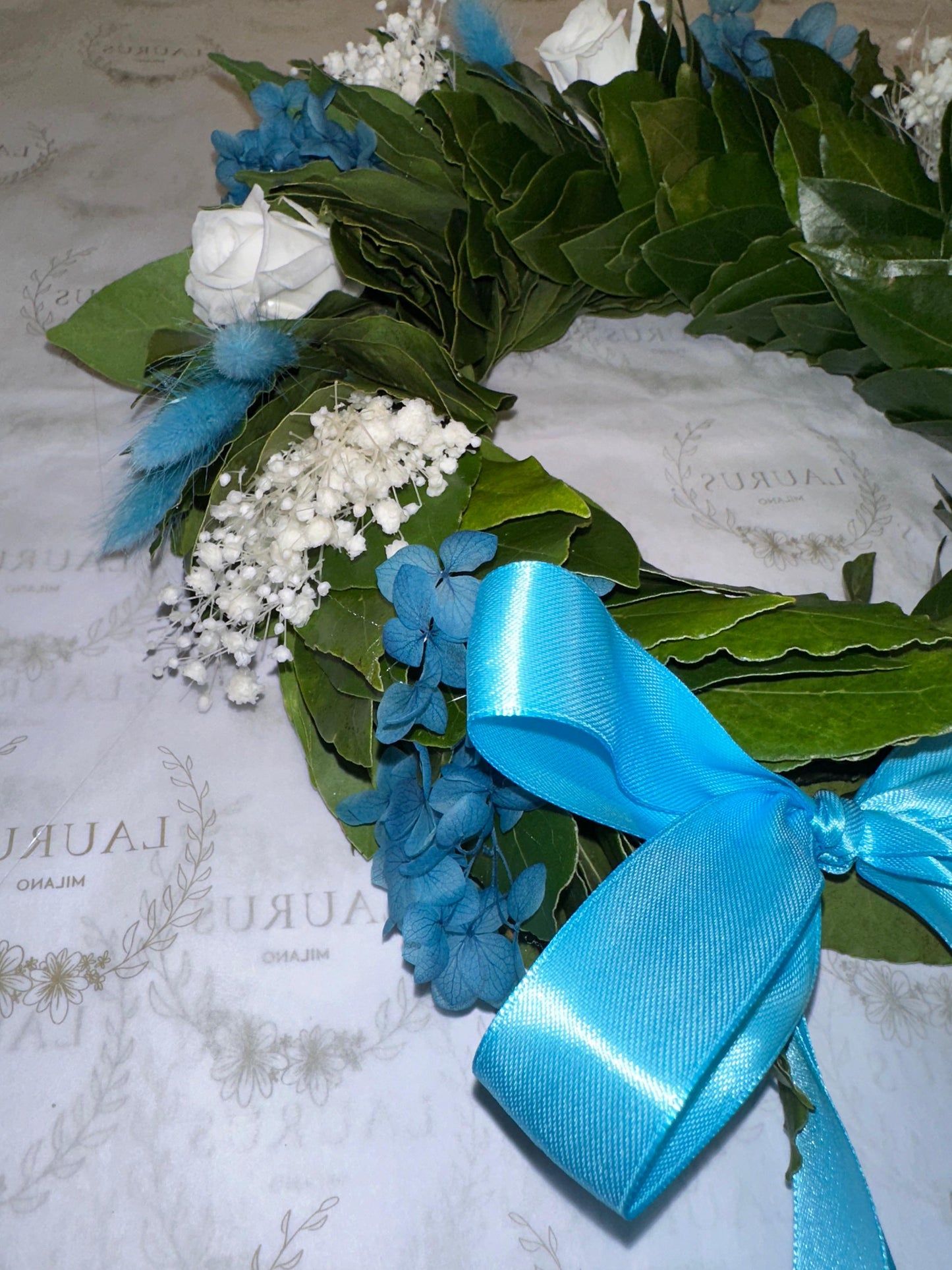 Corona d'Alloro - Rose e Gypsophila bianche, Ortensia e Pampas azzurri