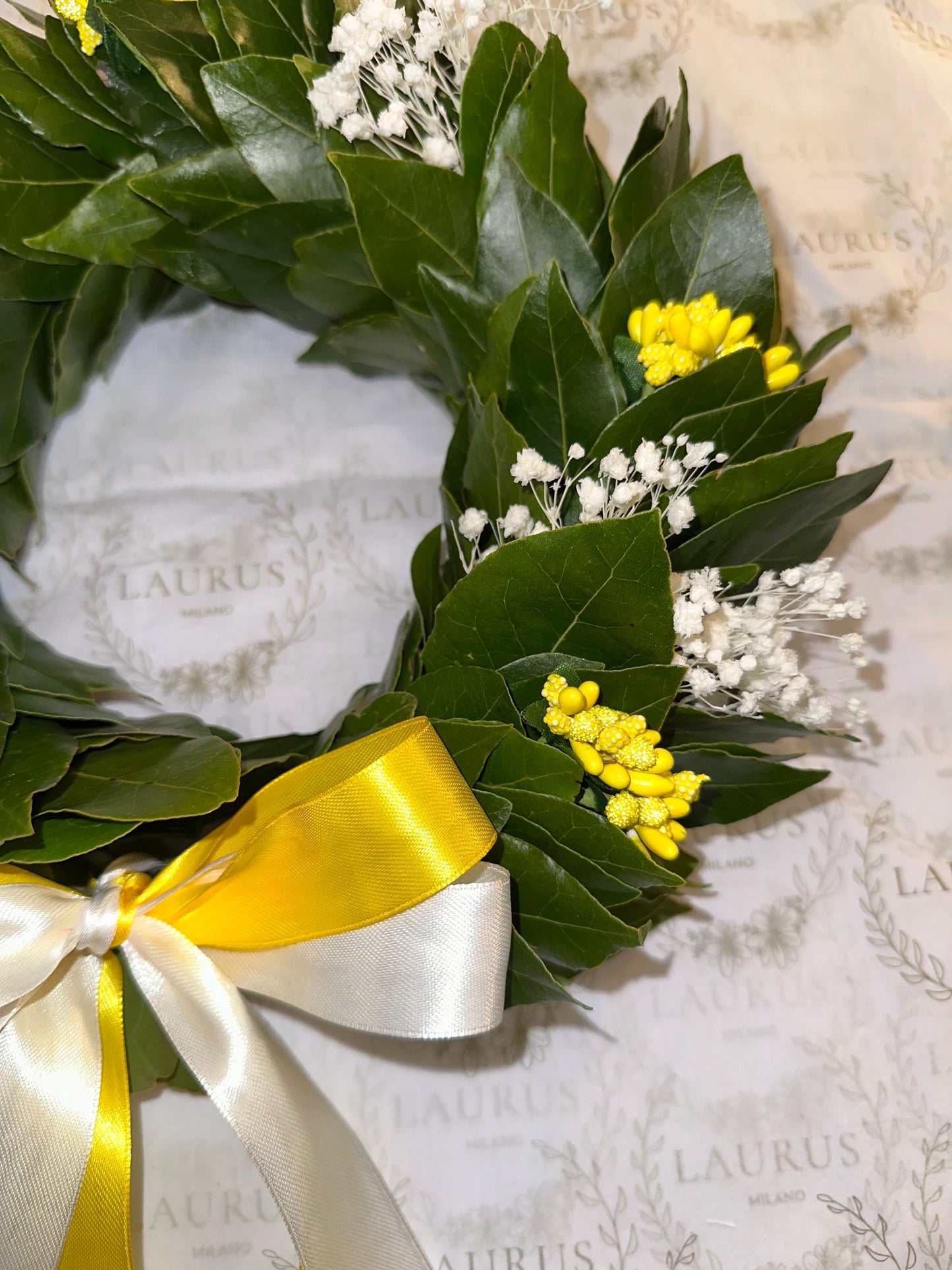 Corona d'Alloro - Gypsophila e mini Bacche gialle