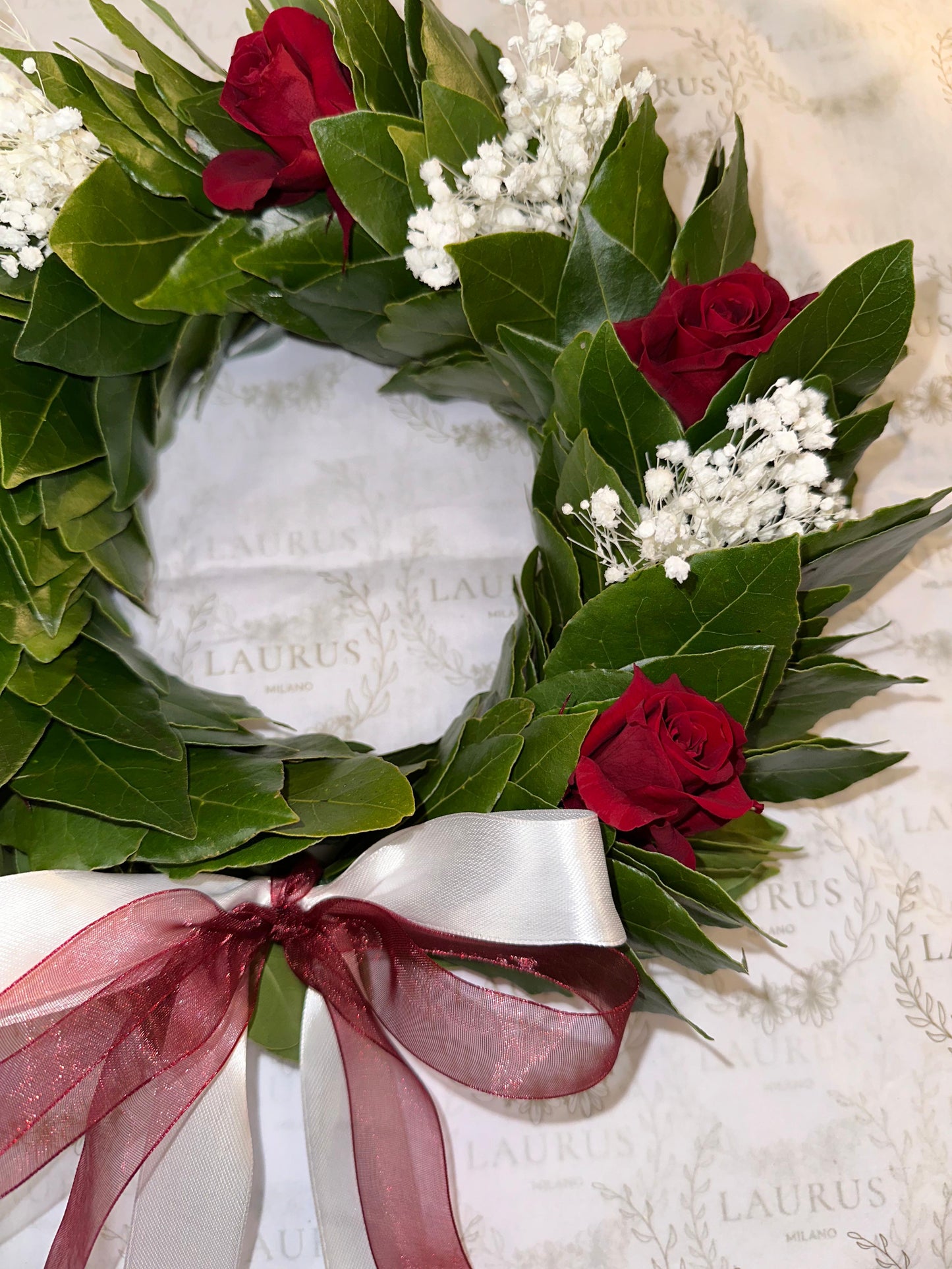 Corona d'Alloro - Rose bordeaux e Gypsophila