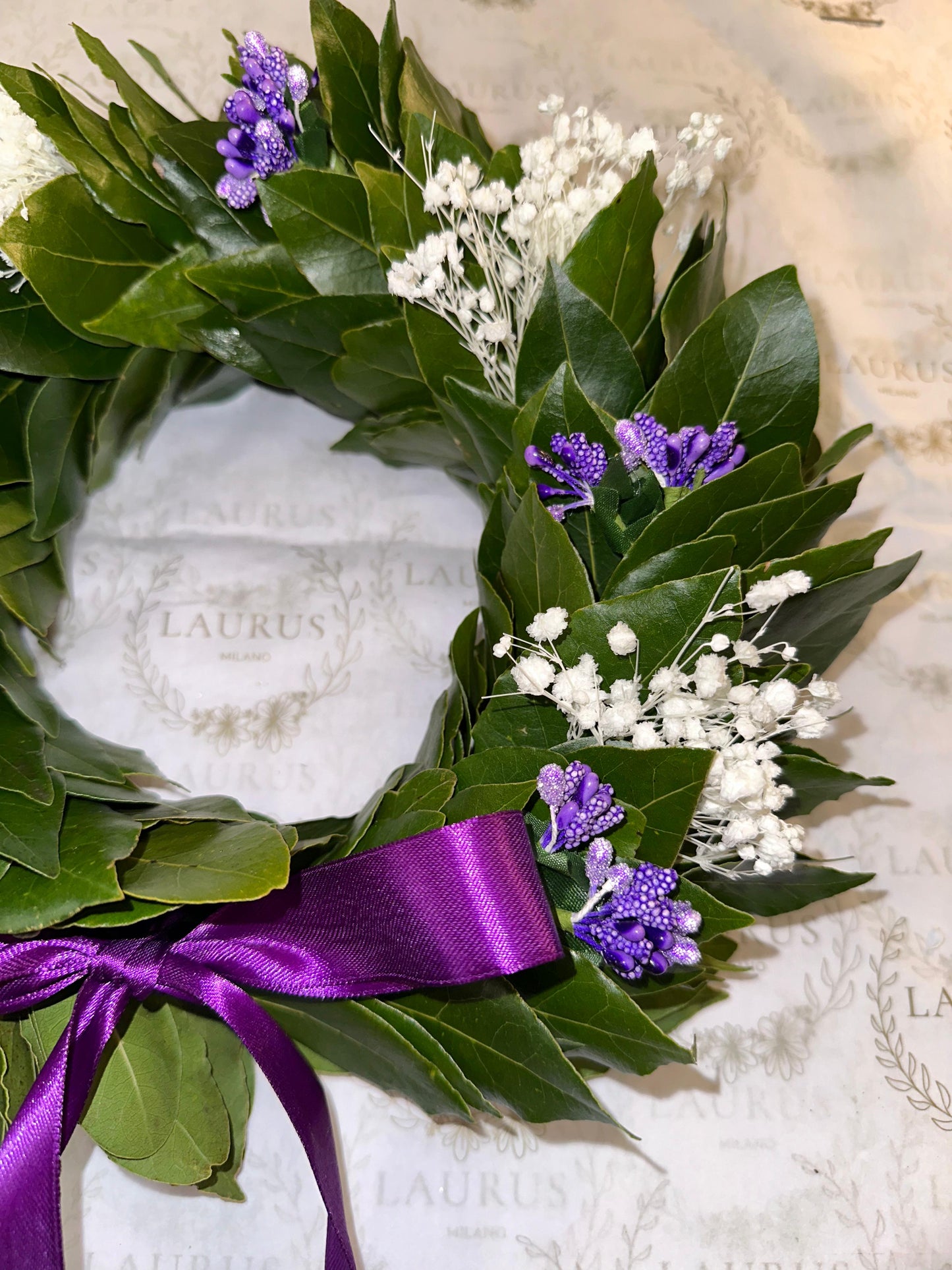 Corona d'Alloro - mini Bacche viola e Gypsophila