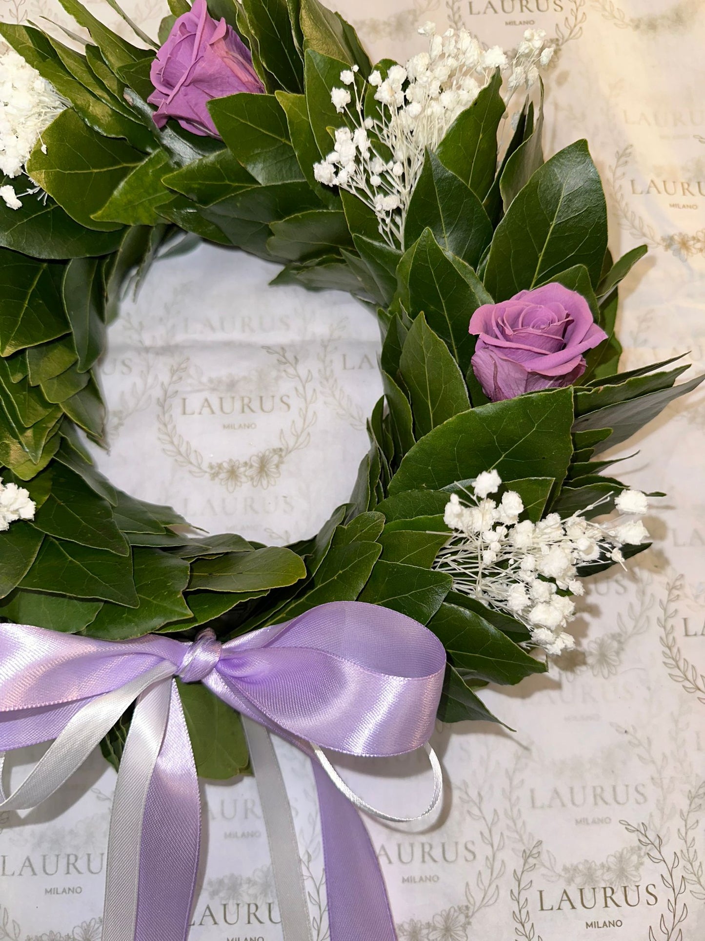Corona d'Alloro - Rose lilla e Gypsophila