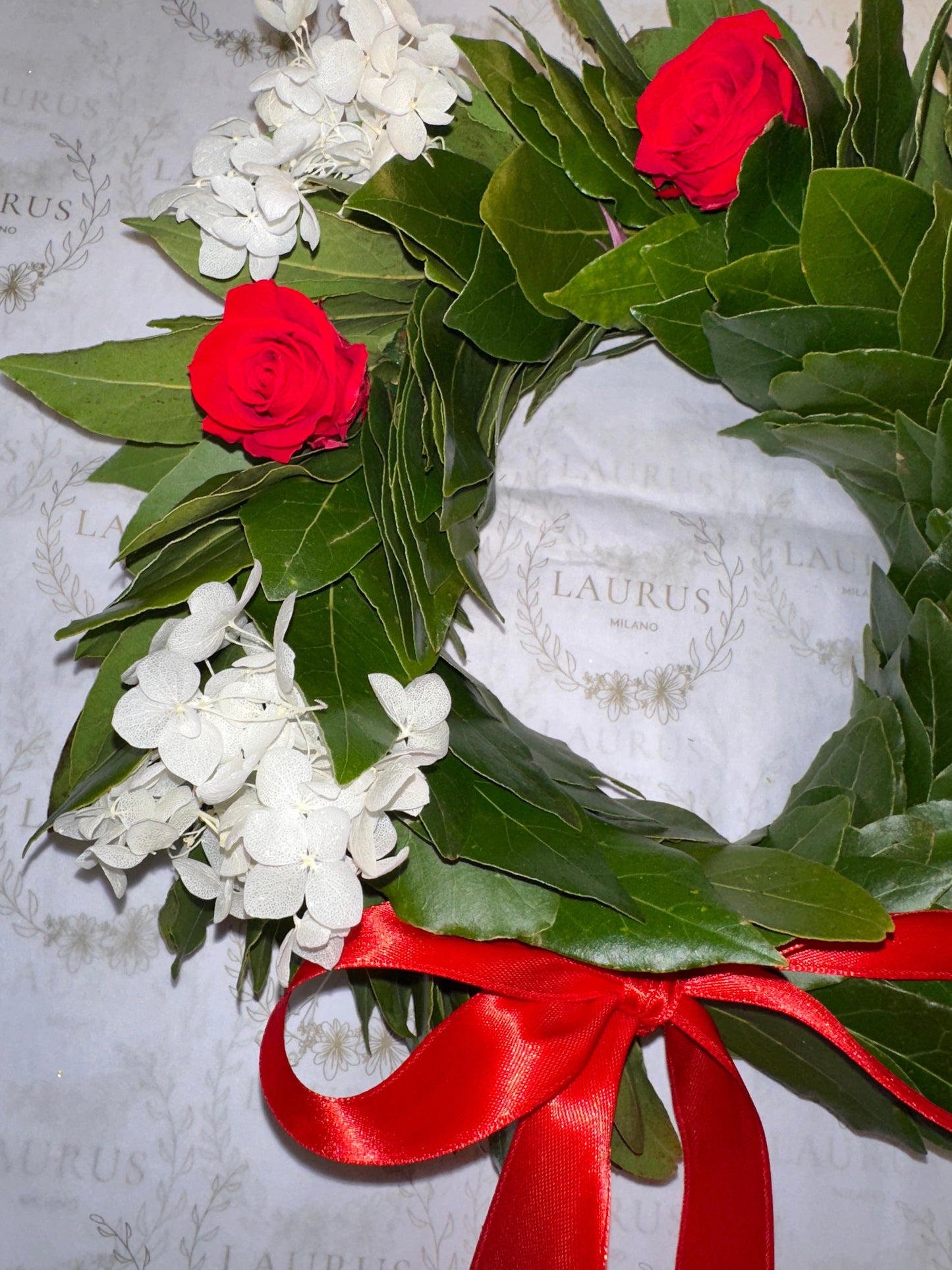 Corona d'Alloro - Rose rosse e Ortensia bianca