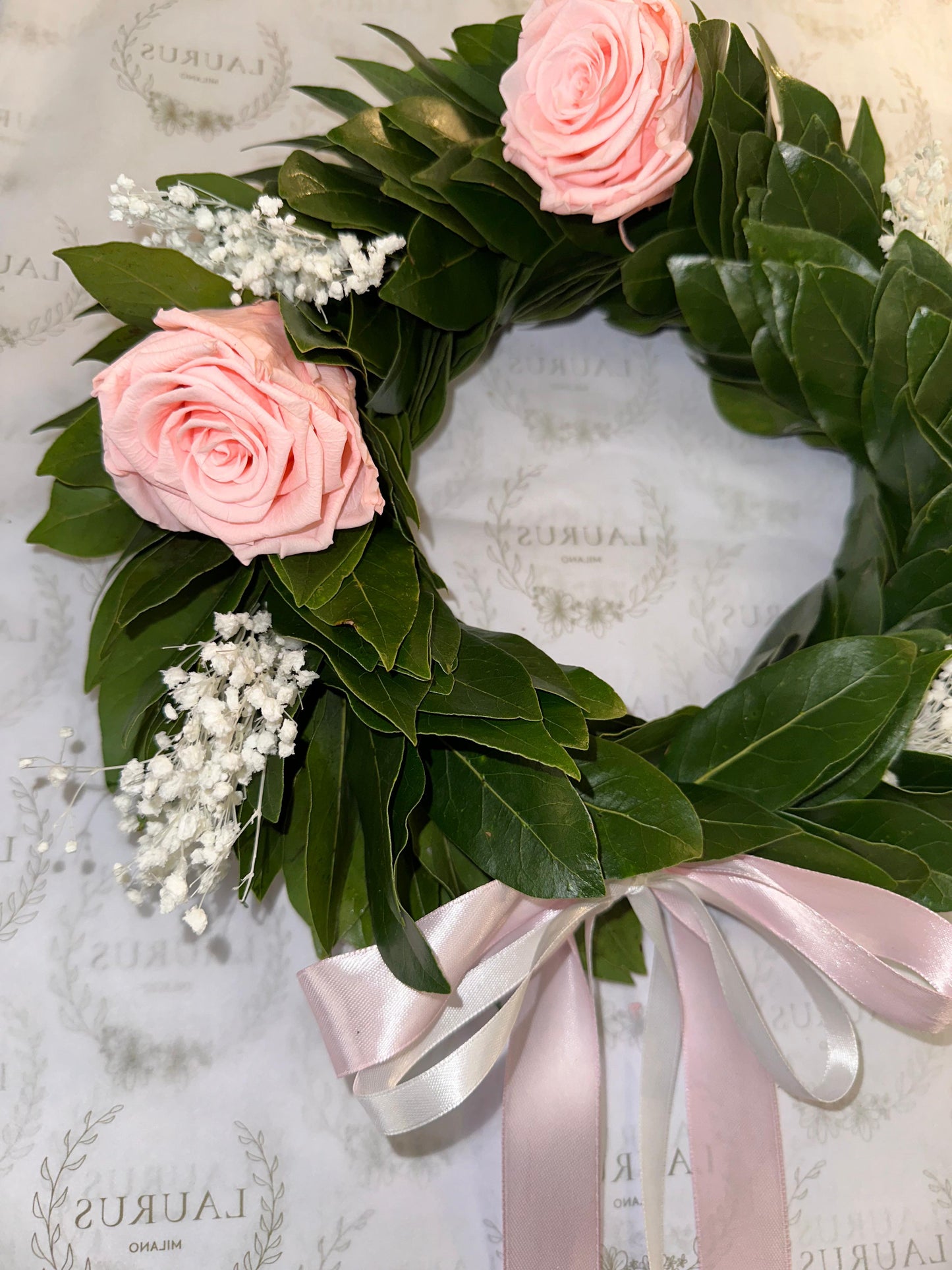 Corona d'Alloro - Rose grandi rosa e Gypsophila