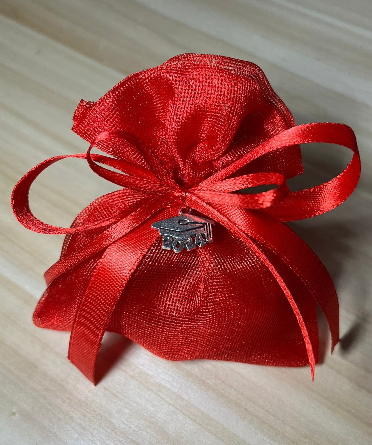 Bomboniera Laurea - sacchetto organza rosso e ciondolino Laurea