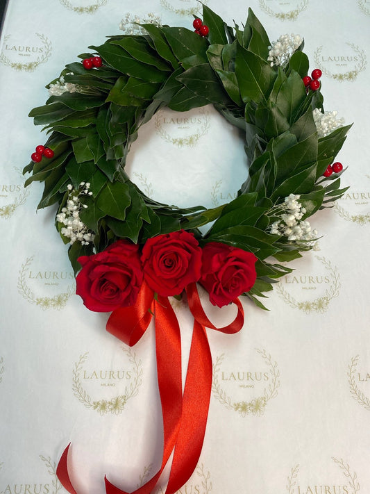 Corona d'Alloro - Bacche rosse, Gypsophila bianca e Rose rosse sul fiocco