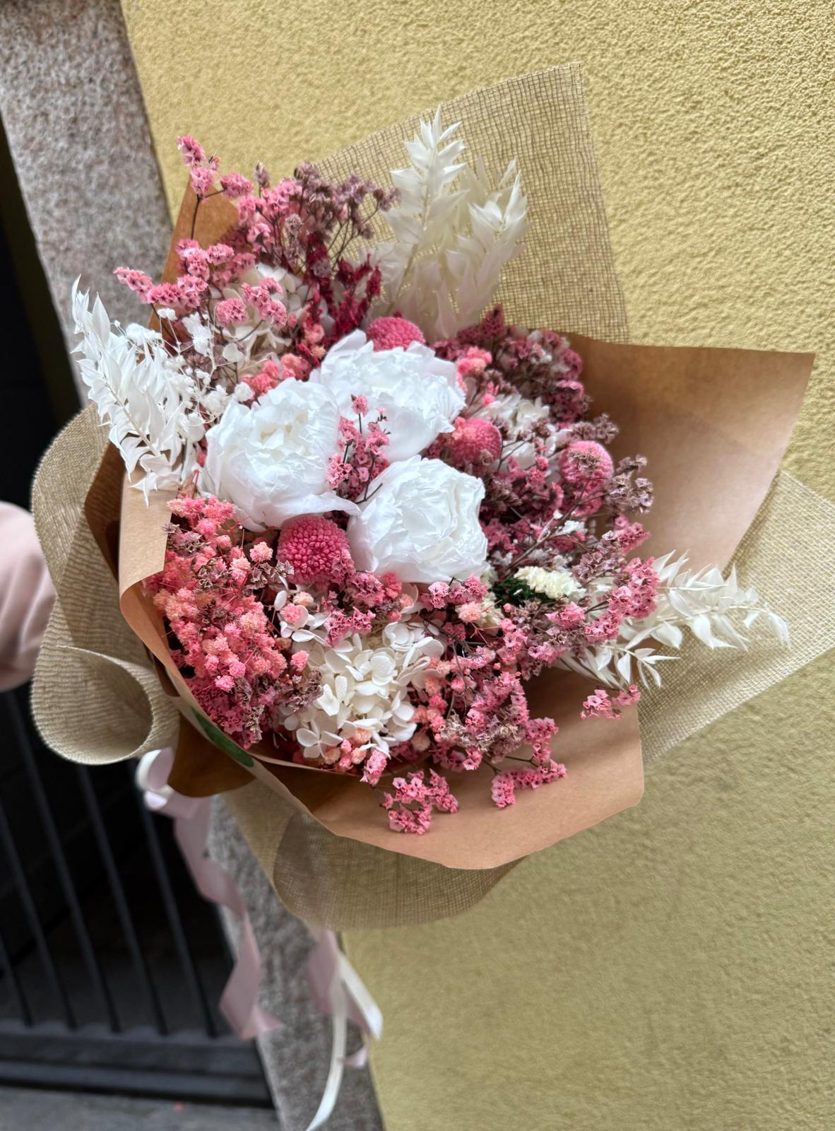 Bouquet di Fiori Stabilizzati con Peonie Bianche