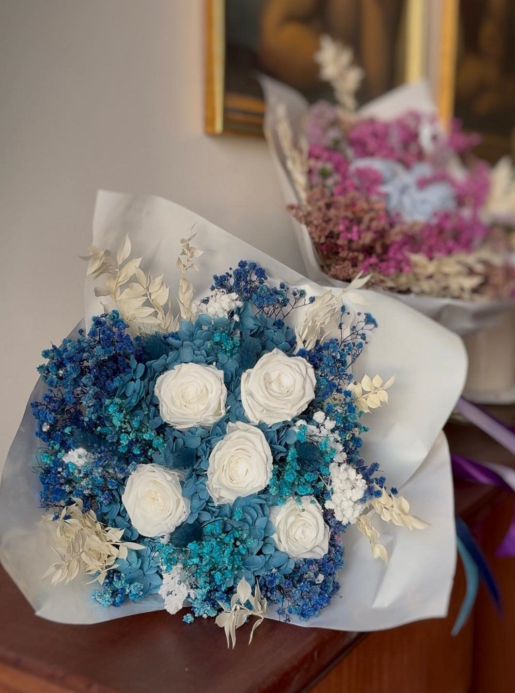 Bouquet di Fiori Stabilizzati Blu e Bianchi