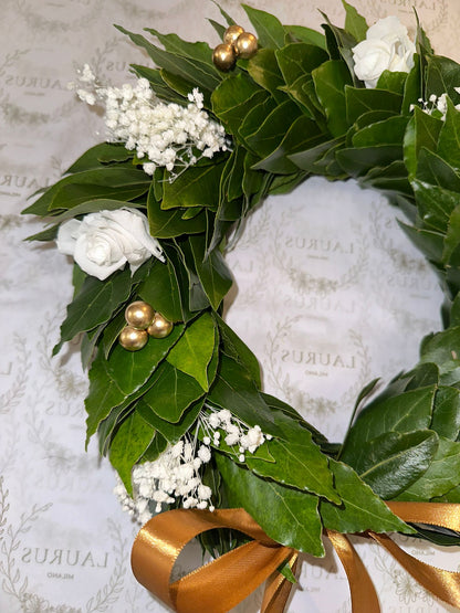 Corona d'Alloro - Gypsophila, Bacche oro e Rose bianche