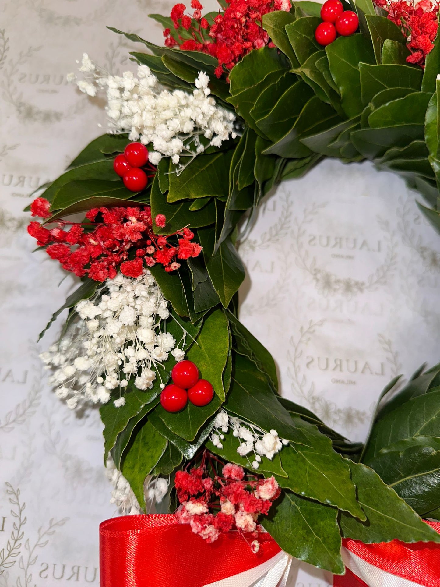 Corona d'Alloro - Bacche rosse, Gypsophila bianca e rossa