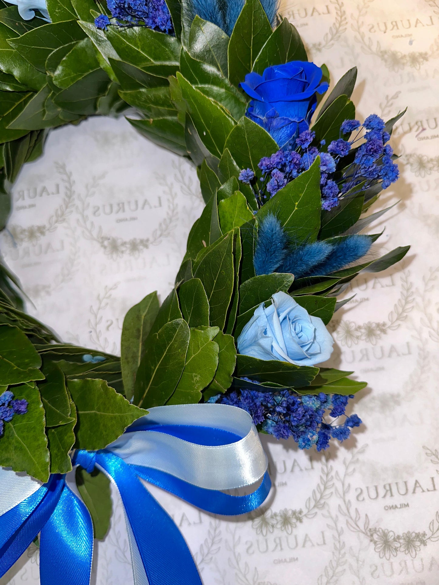 Corona d'Alloro - Rose blu e azzurre, Gypsophila e Pampas blu