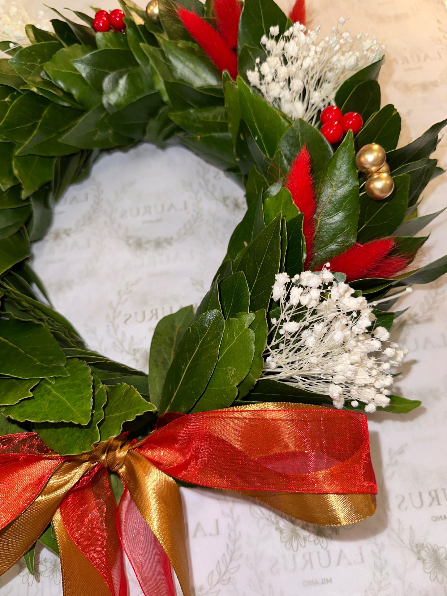 Corona d'Alloro - Gypsophila bianca, Pampas rossi, Bacche rosse e oro