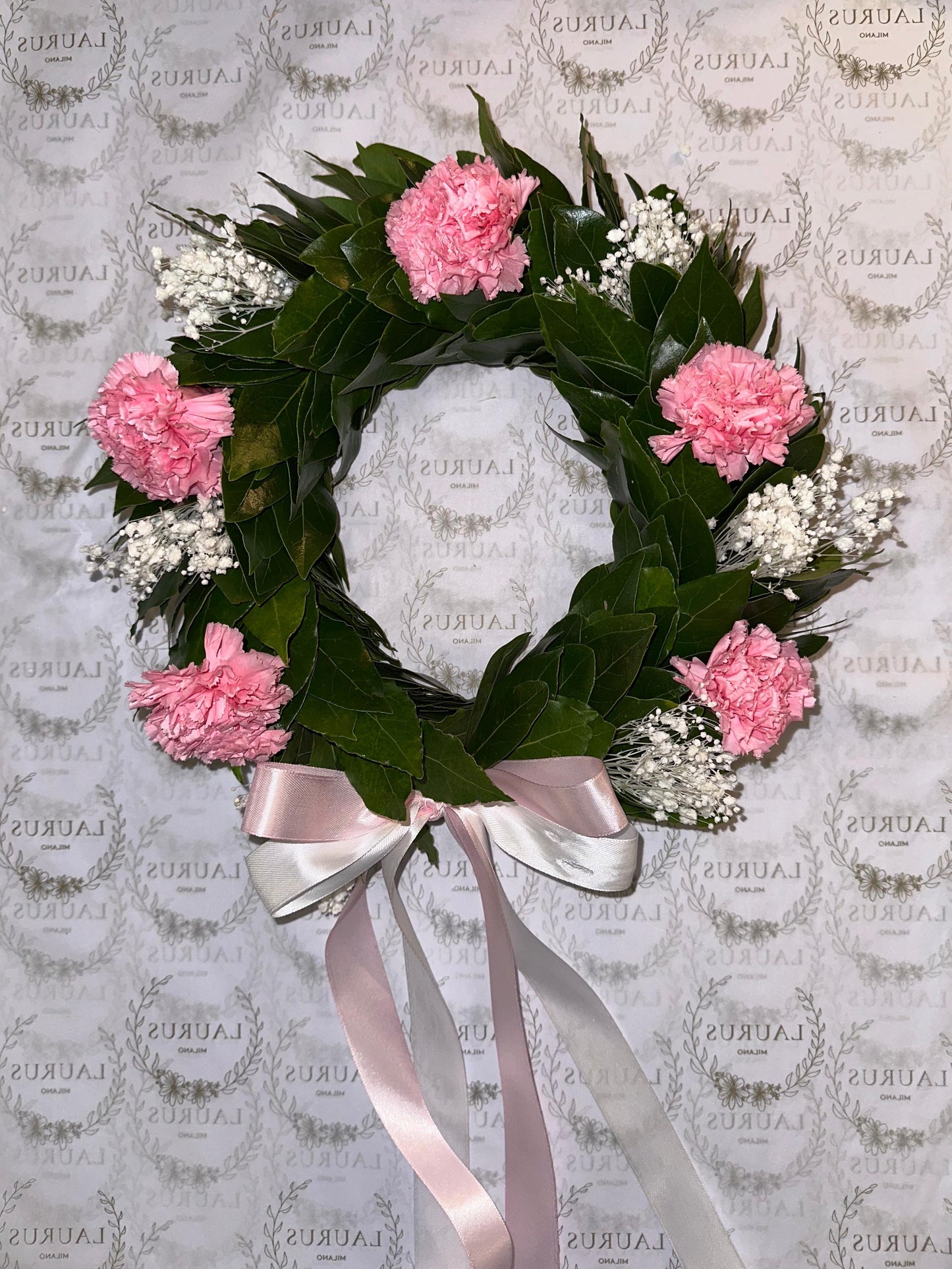 Corona d'Alloro - Garofani rosa e Gypsophila bianca
