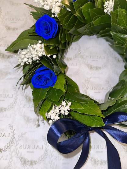Corona d'Alloro - Rose blu e Gypsophila bianca