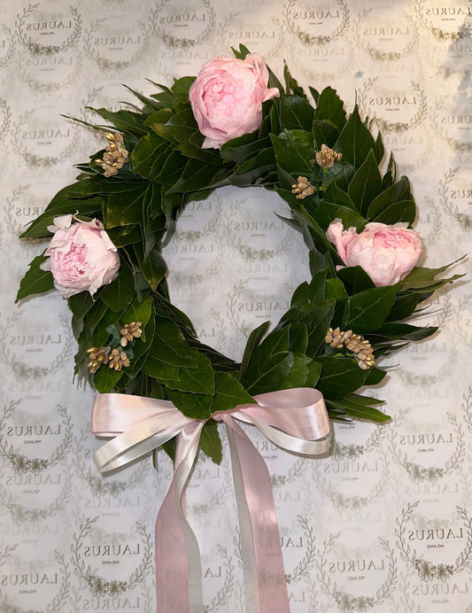 Corona d'Alloro - Peonie rosa e mini Bacche oro