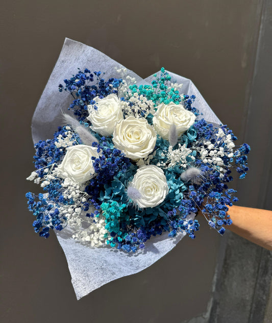 Bouquet di Fiori Stabilizzati Blu e Bianchi