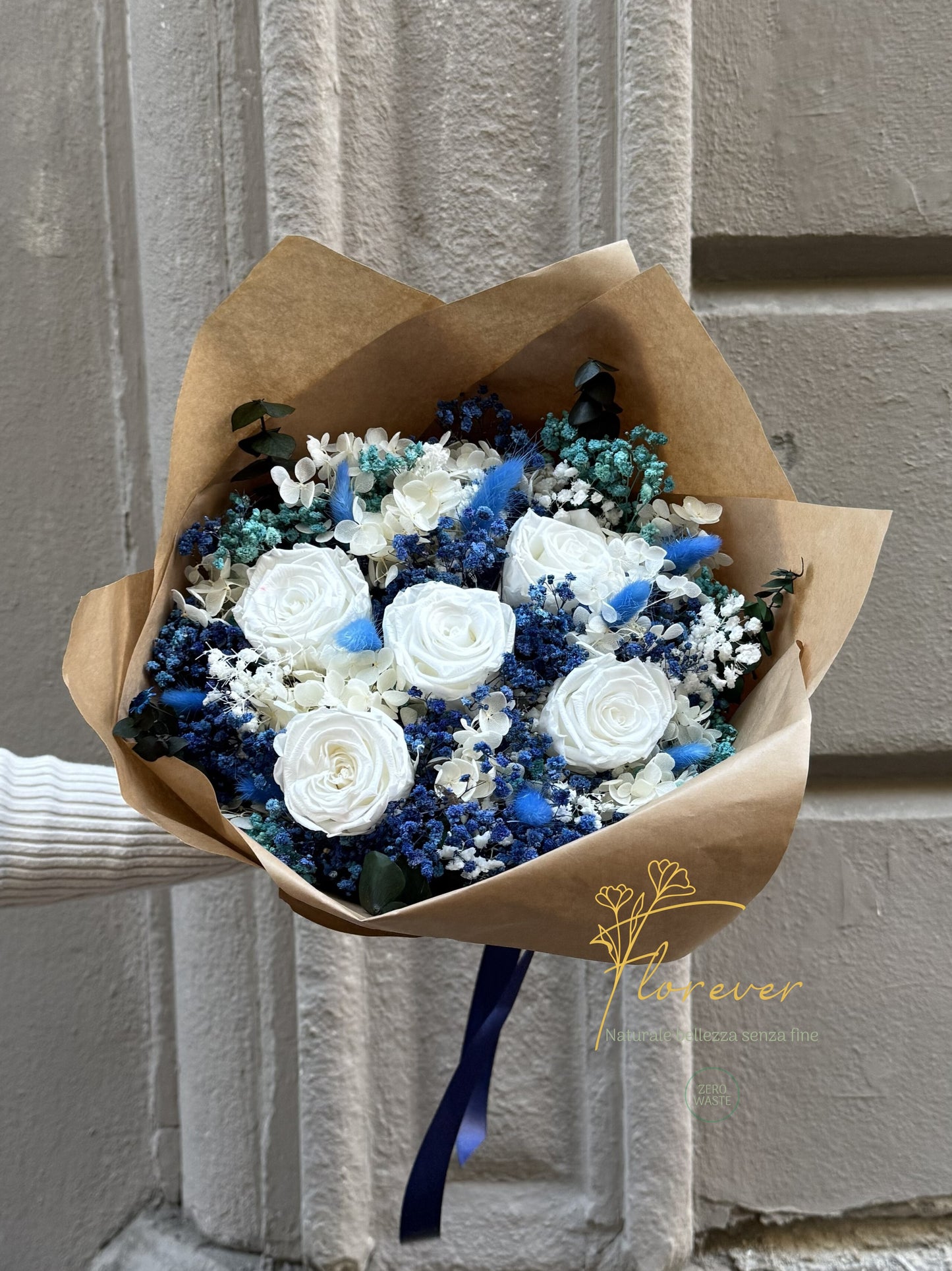Bouquet di Fiori Stabilizzati Blu e Bianchi