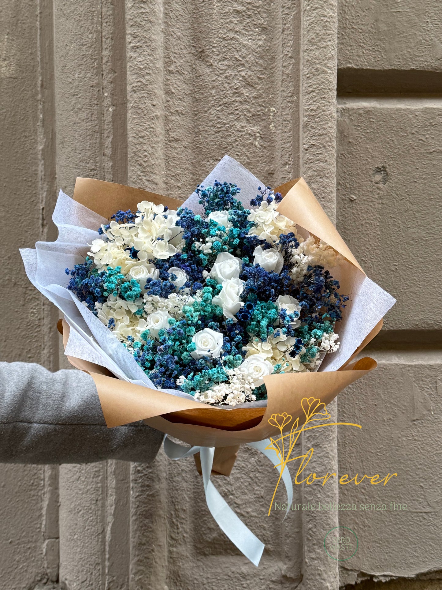 Bouquet di Fiori Stabilizzati Blu e Roselline Bianche