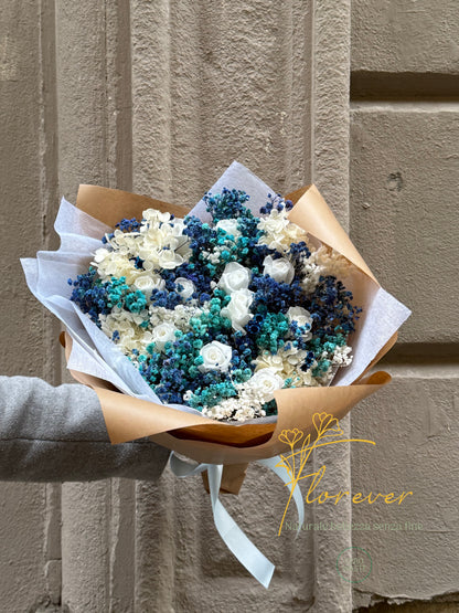 Bouquet di Fiori Stabilizzati Blu e Roselline Bianche