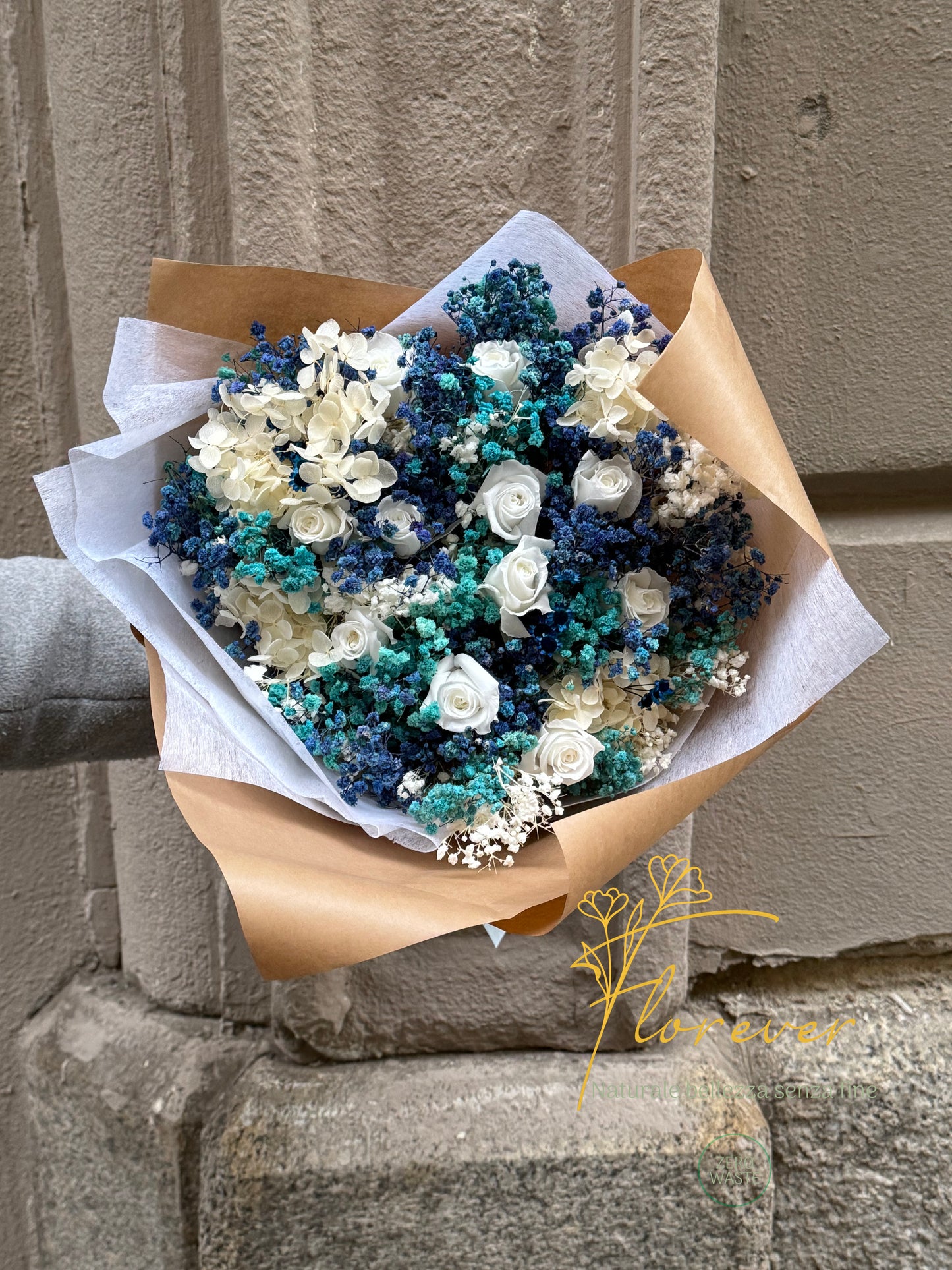 Bouquet di Fiori Stabilizzati Blu e Roselline Bianche