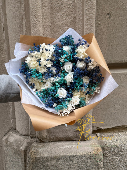 Bouquet di Fiori Stabilizzati Blu e Roselline Bianche